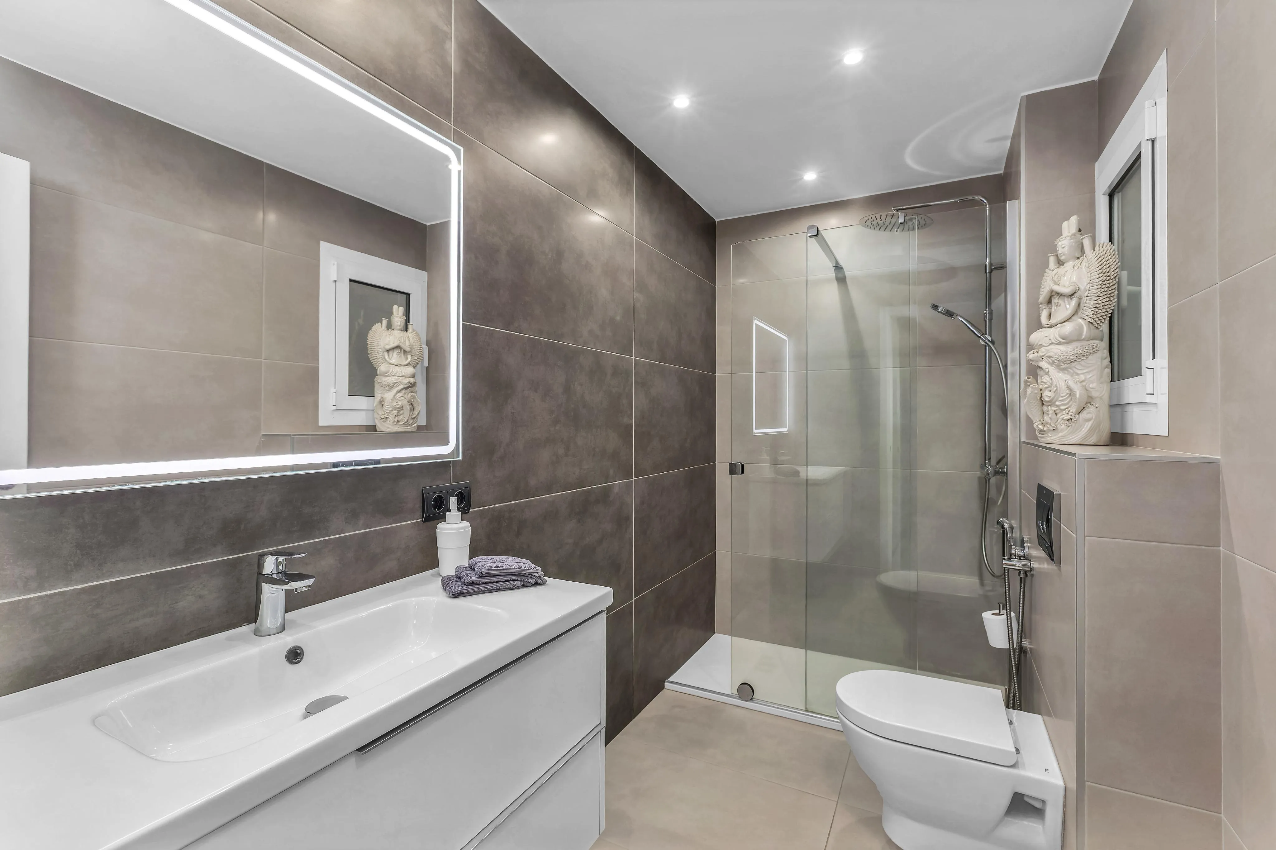 Przestronne i jasne mieszkanie z doskonałym widokiem na nadmorską promenadę-10