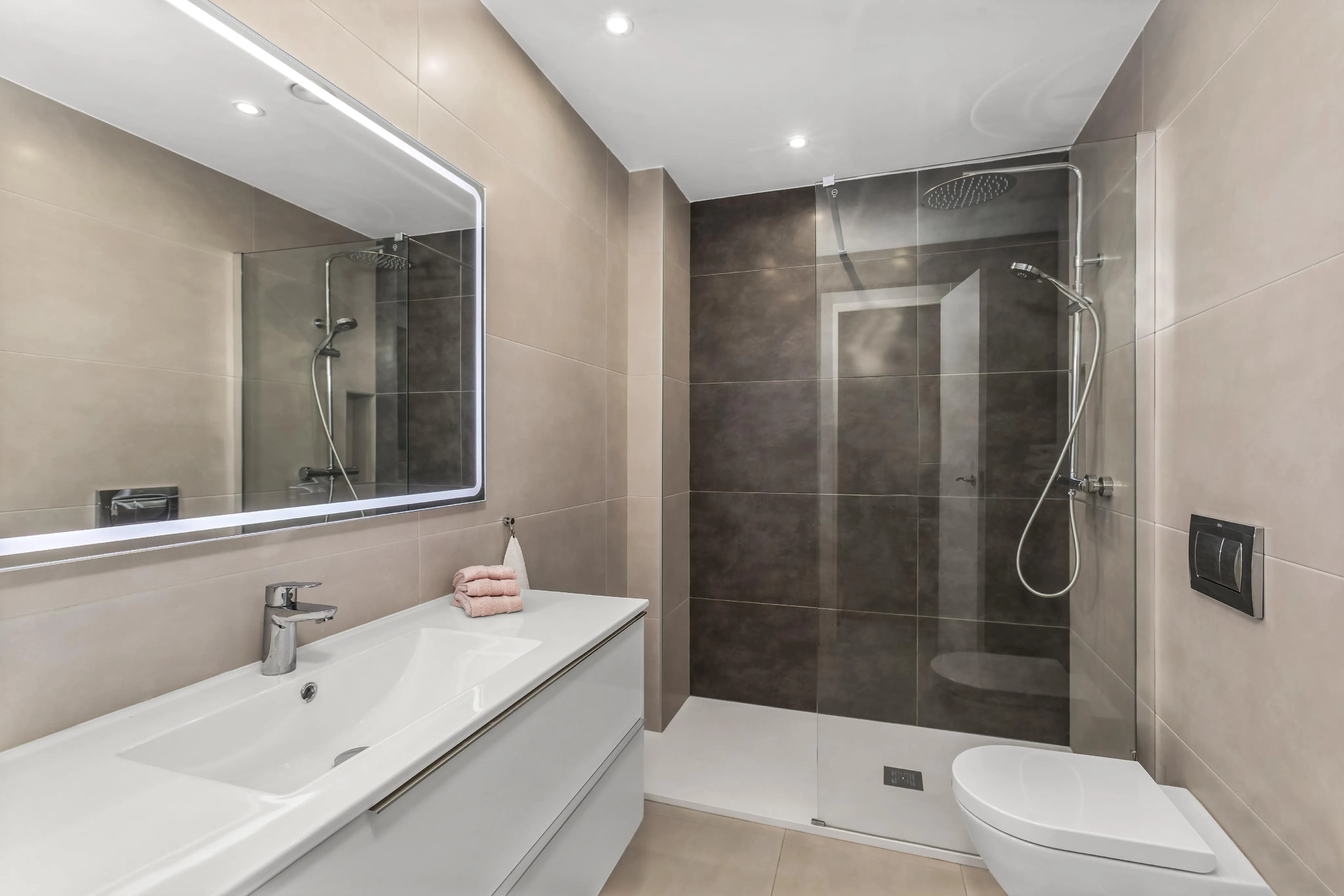 Przestronne i jasne mieszkanie z doskonałym widokiem na nadmorską promenadę-12