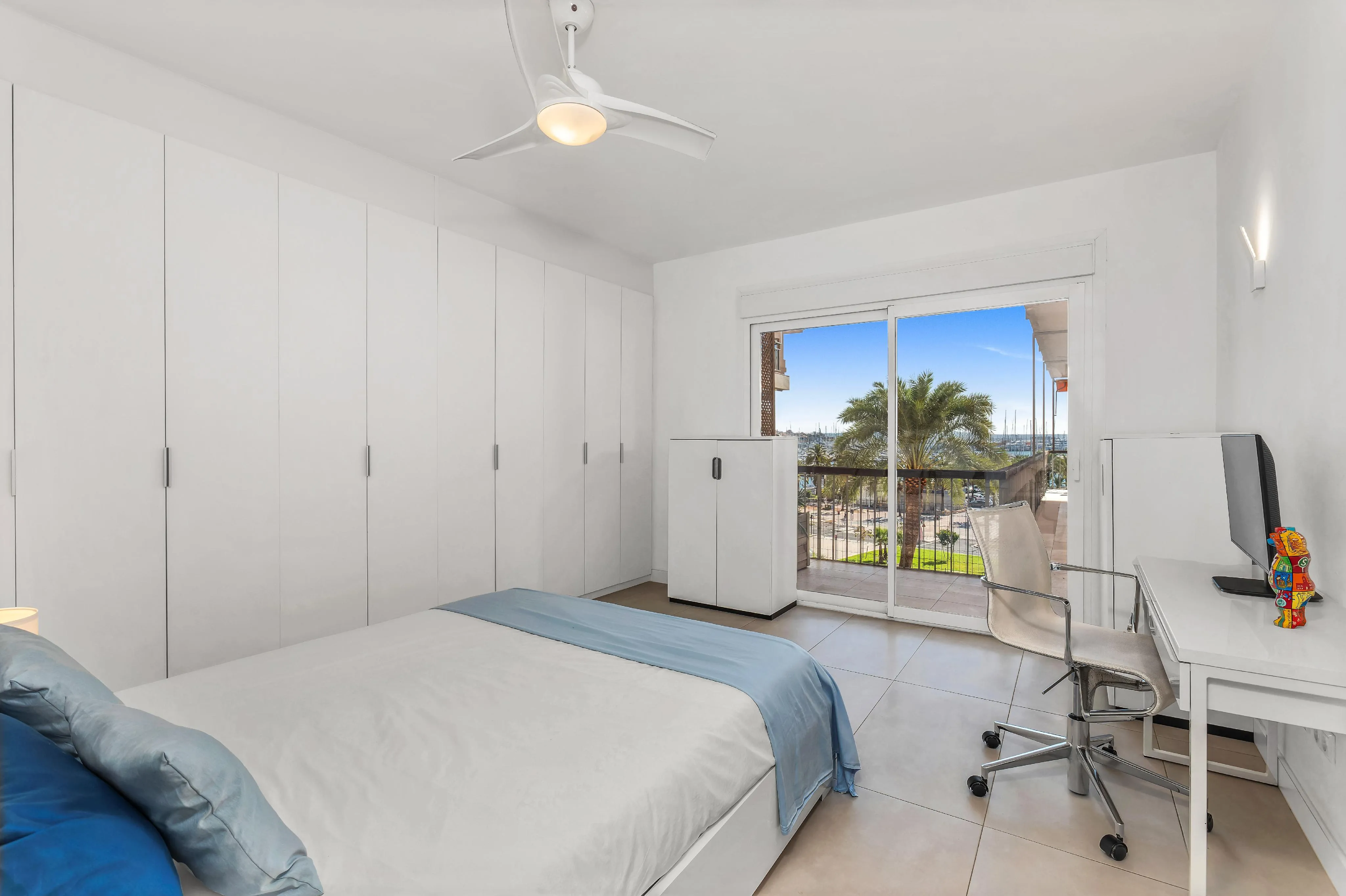 Ruim en licht appartement met uitstekend uitzicht op de strandboulevard-13