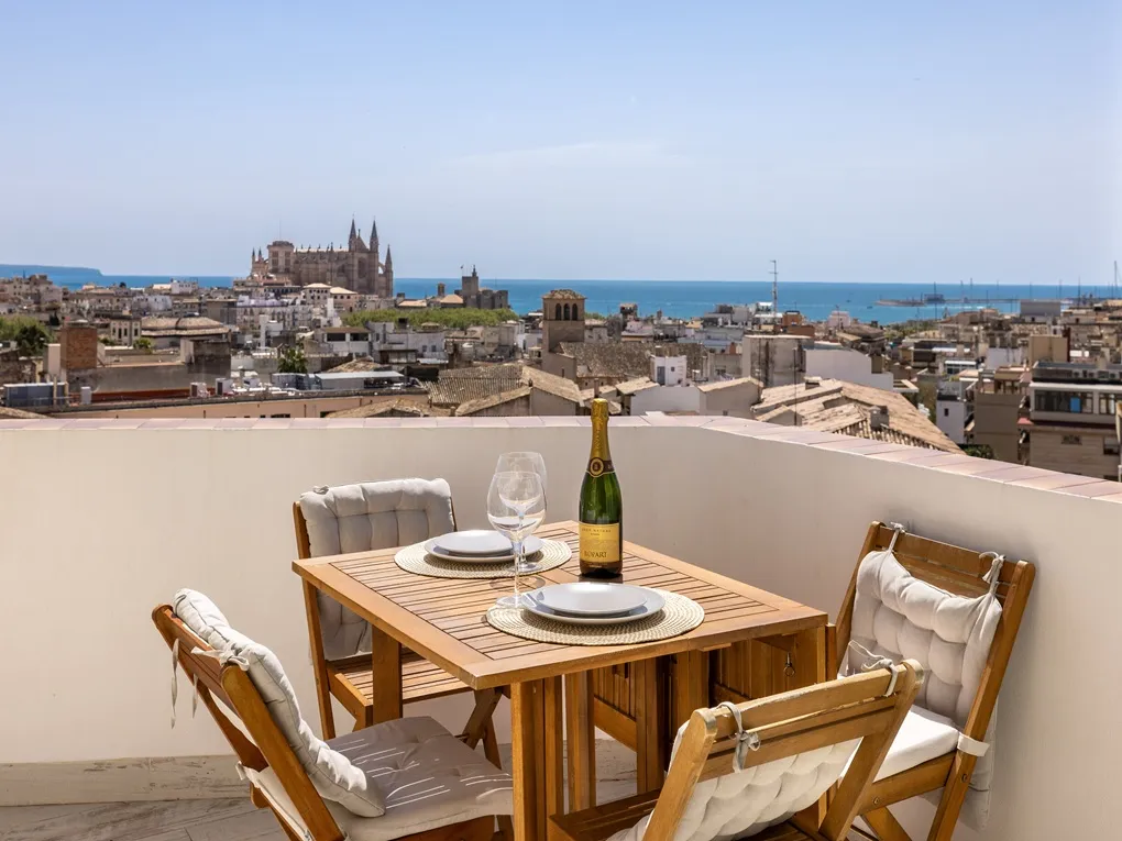 Penthouse ensoleillé avec ascenseur, parking, terrasse & vues spectaculaires près de Las Ramblas-1