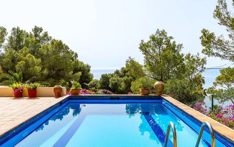 Mansion with sea views and rental license