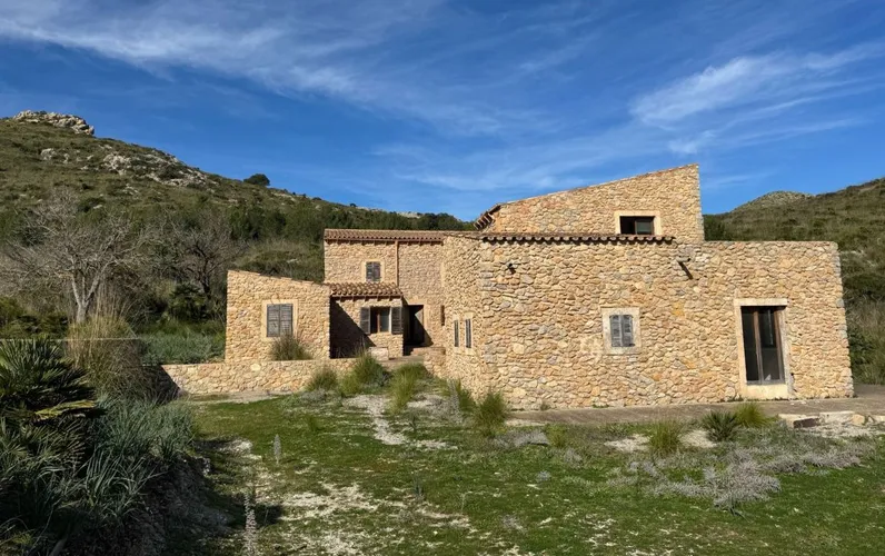 Natursteinfinca mit Sanierungspotenzial und Fernmeerblick bis Menorca bei Artà