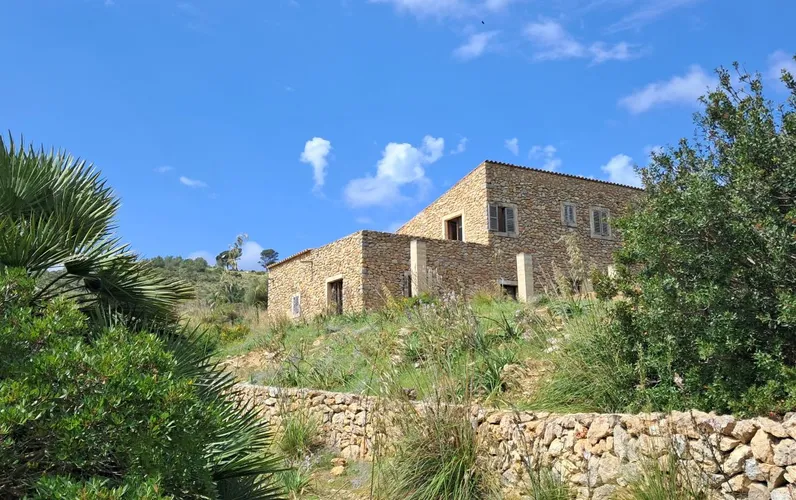 Finca de piedra natural con potencial de reforma y vistas lejanas al mar hasta Menorca cerca de Artà