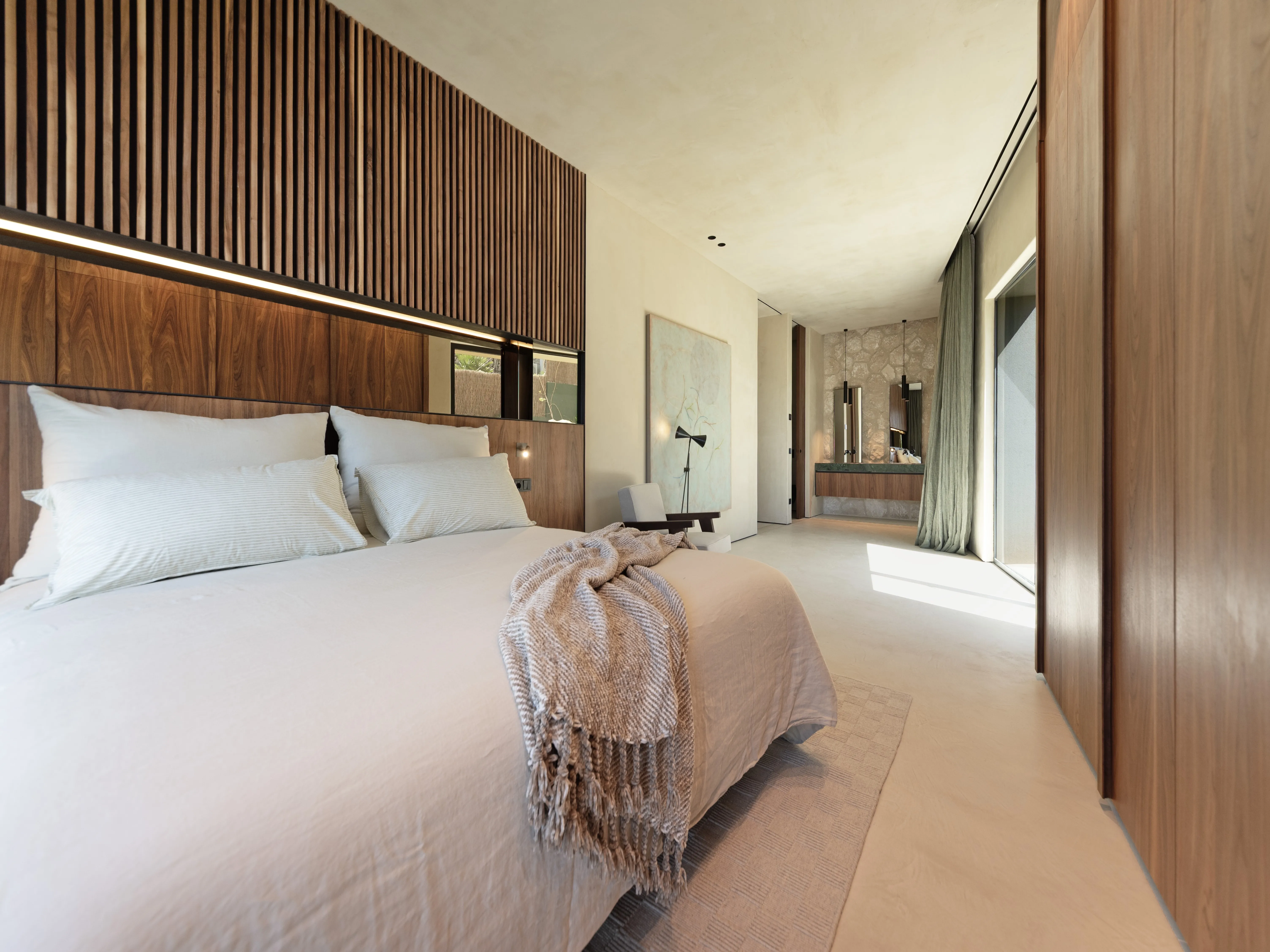 Sofistikeret luksusvilla med smuk havudsigt-11