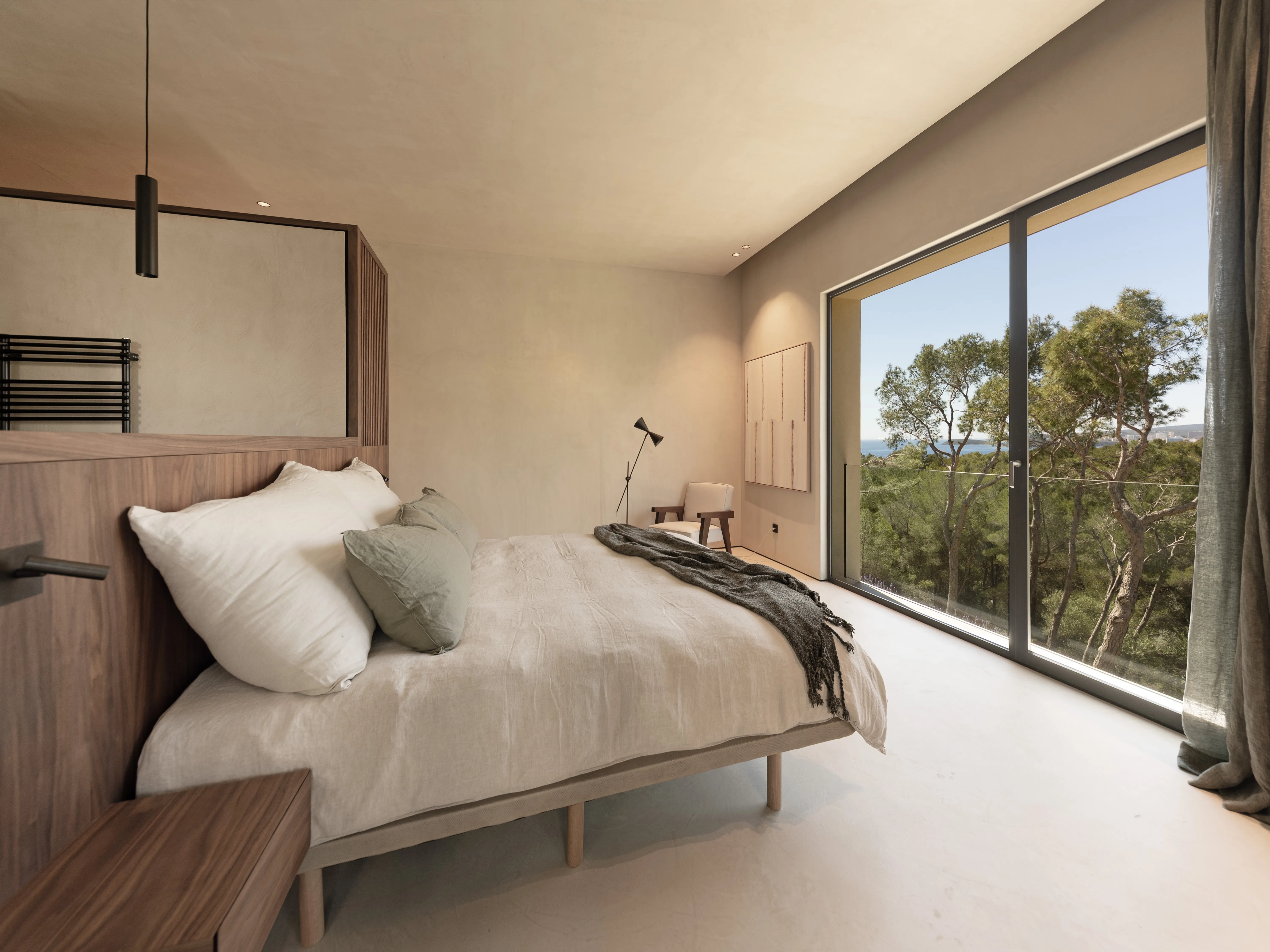 Sofistikeret luksusvilla med smuk havudsigt-9