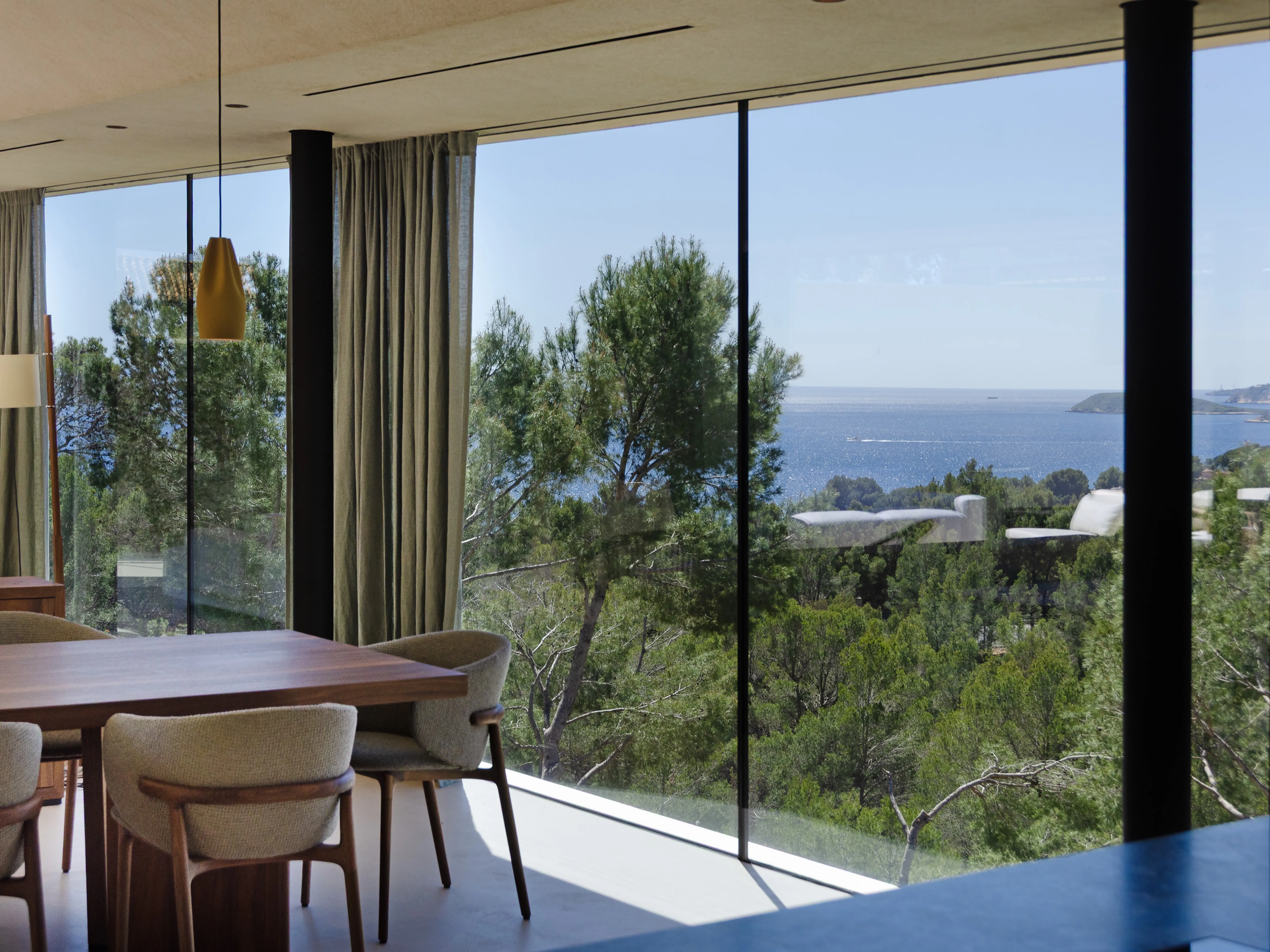 Sofistikeret luksusvilla med smuk havudsigt-5