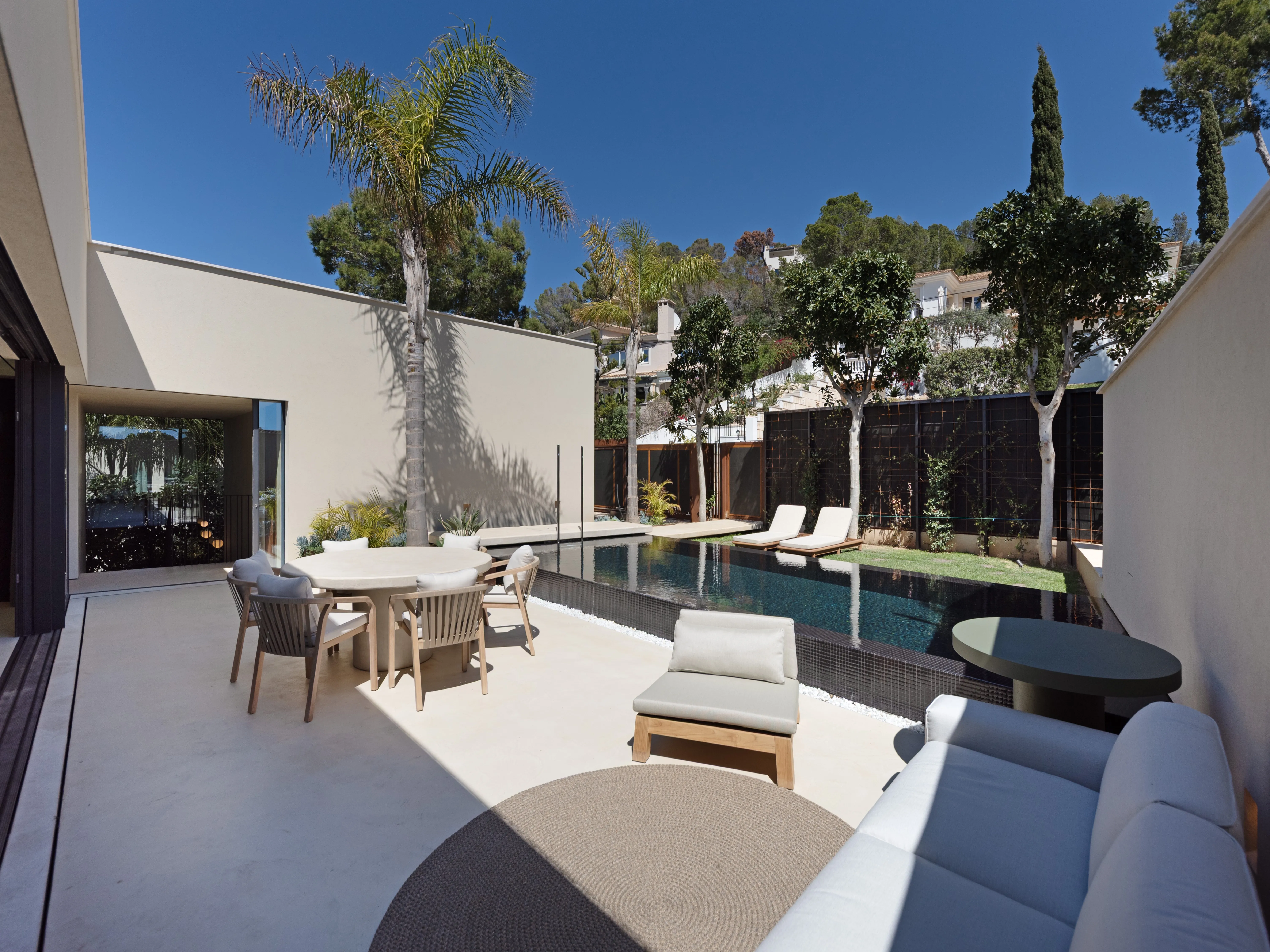 Sofistikeret luksusvilla med smuk havudsigt-19