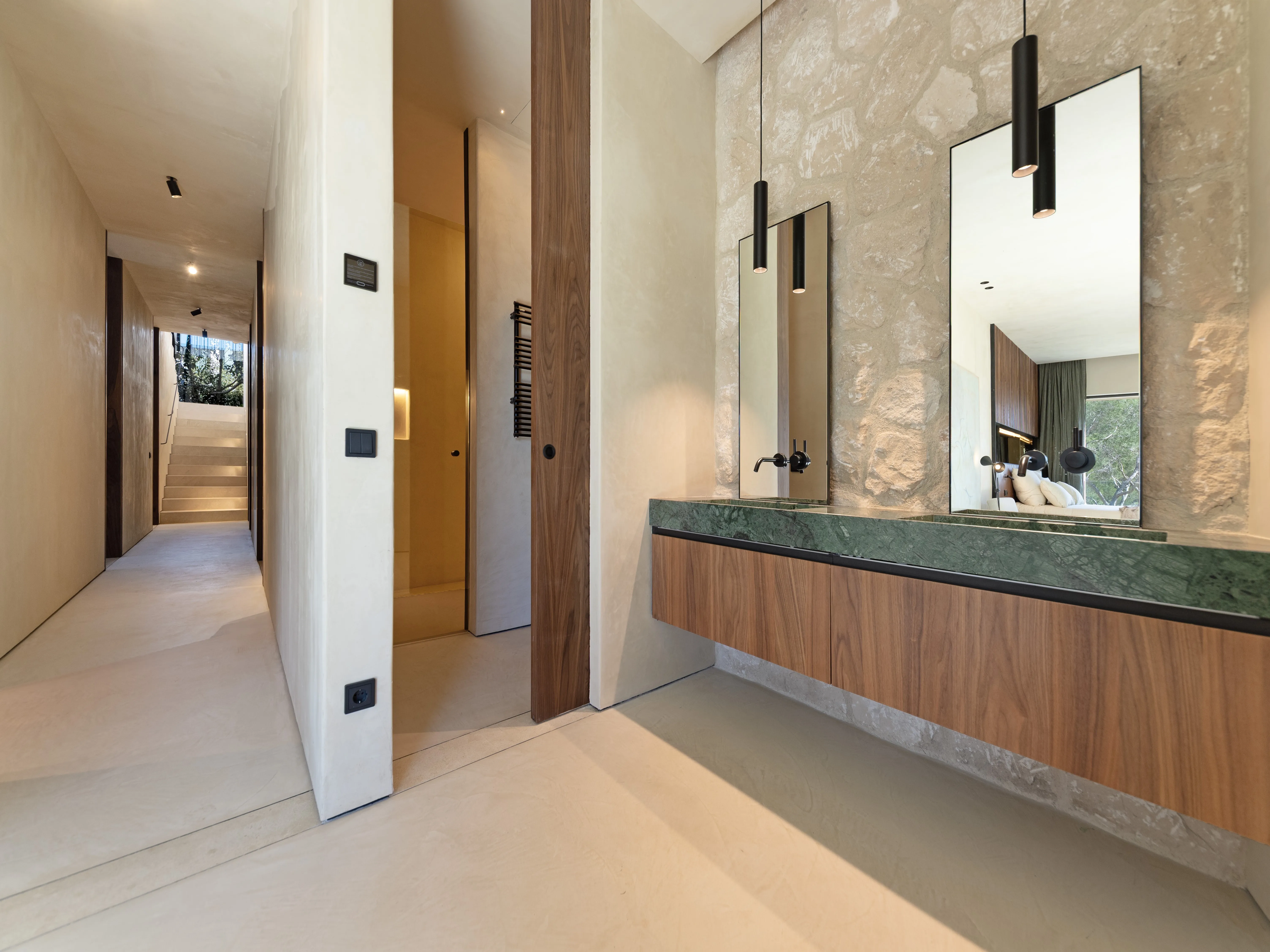 Sofistikeret luksusvilla med smuk havudsigt-16