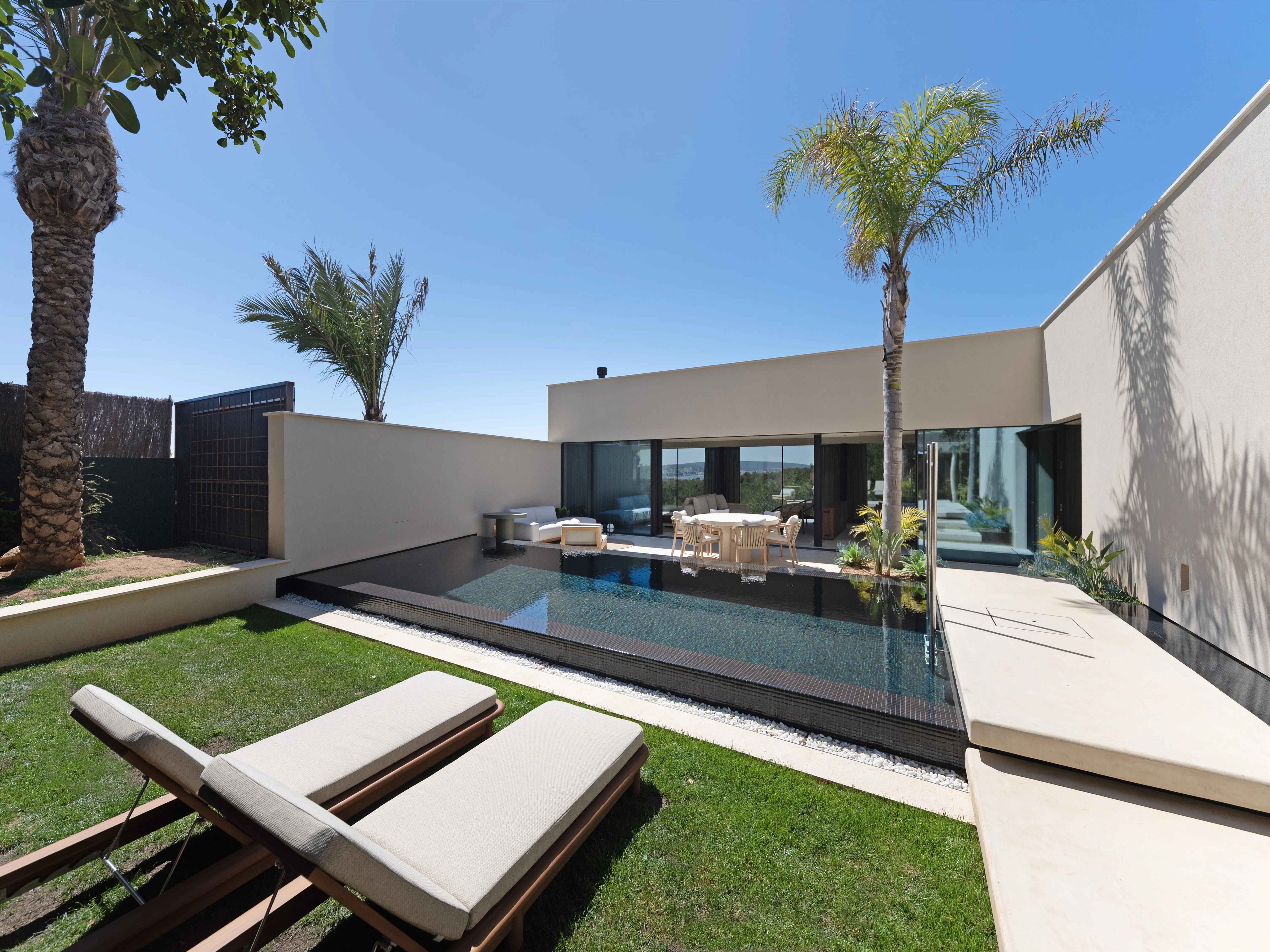 Sofistikeret luksusvilla med smuk havudsigt-17