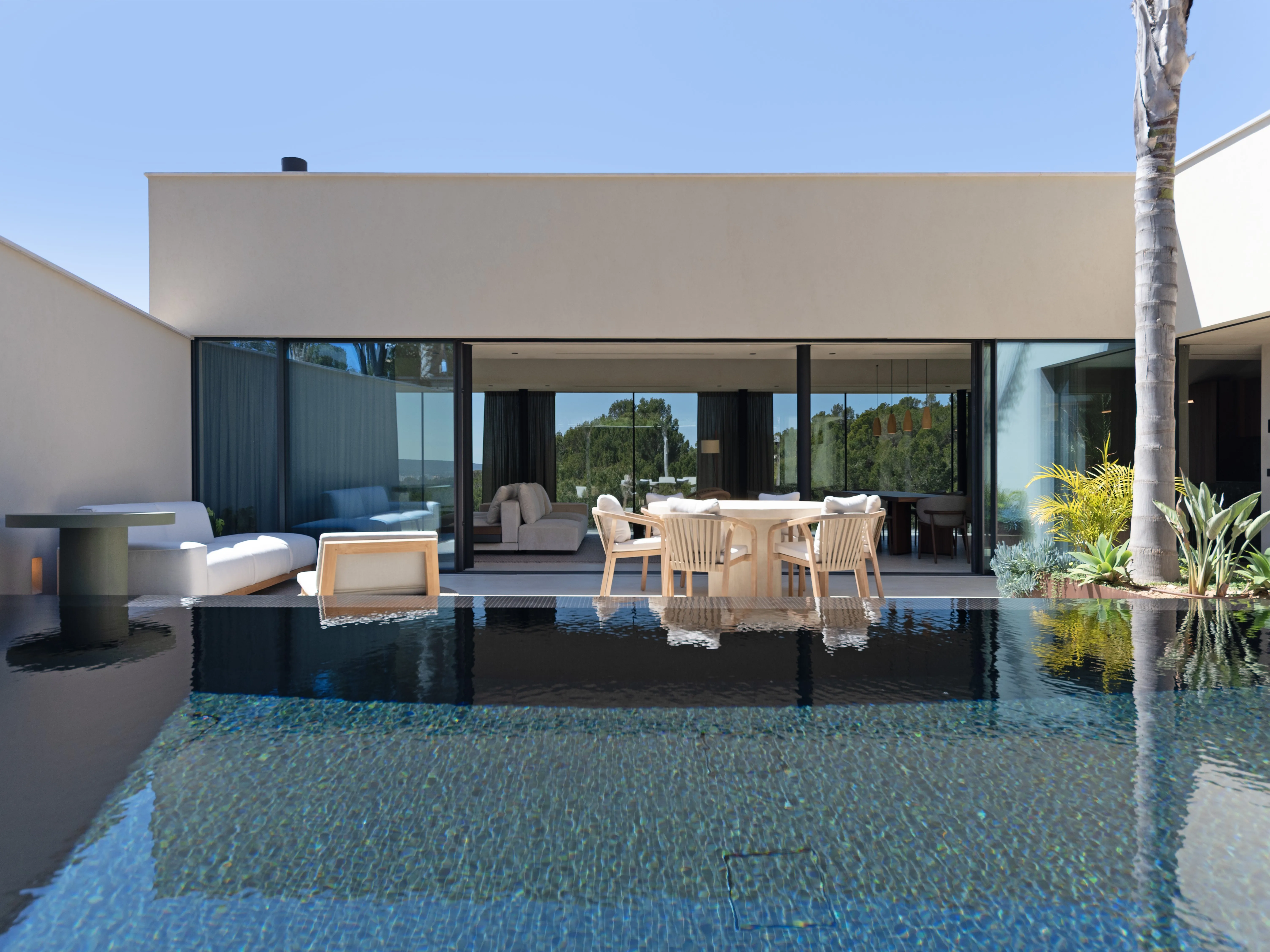 Sofistikeret luksusvilla med smuk havudsigt-18