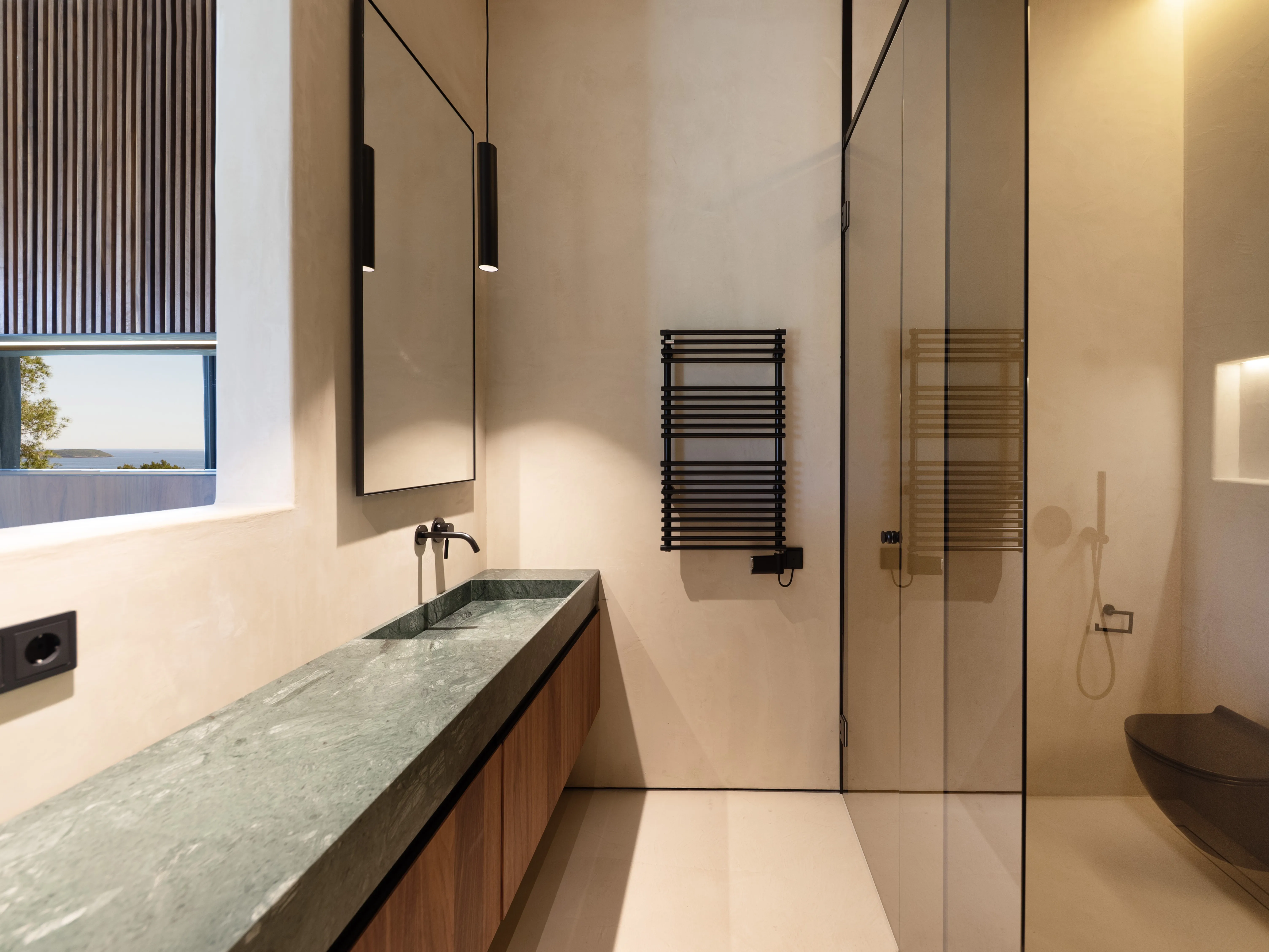 Sofistikeret luksusvilla med smuk havudsigt-15