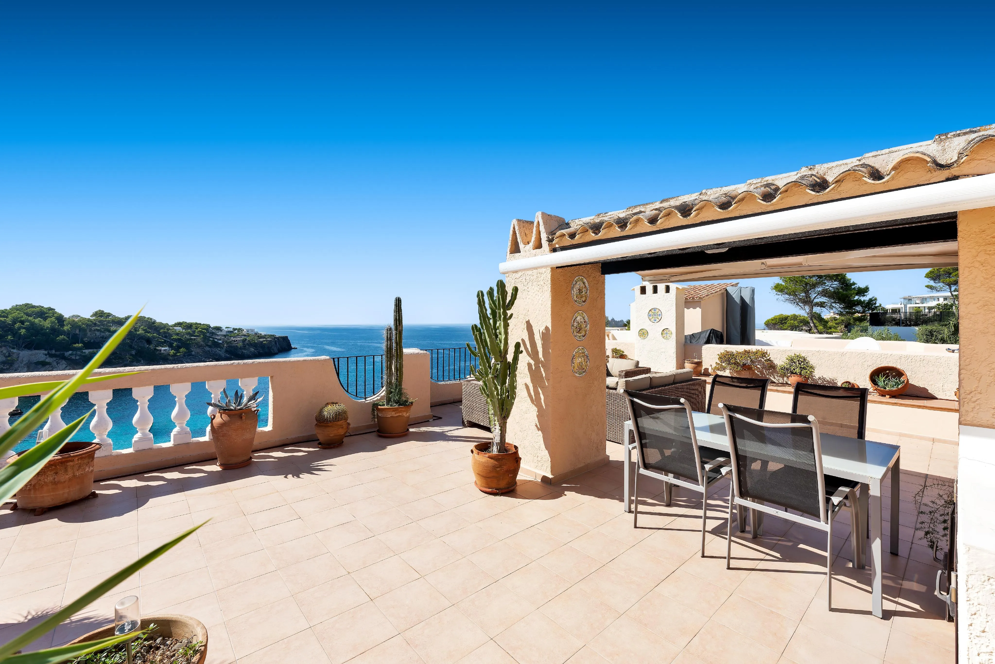 Exclusive sea view apartment with direct sea access and roof terrace-10