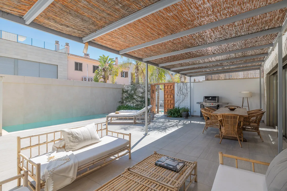 Beautifully designed townhouse with patio and pool-14