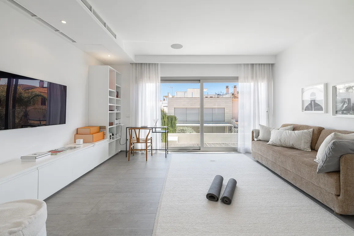 Beautifully designed townhouse with patio and pool-8