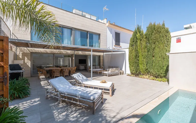 Beautifully designed townhouse with patio and pool