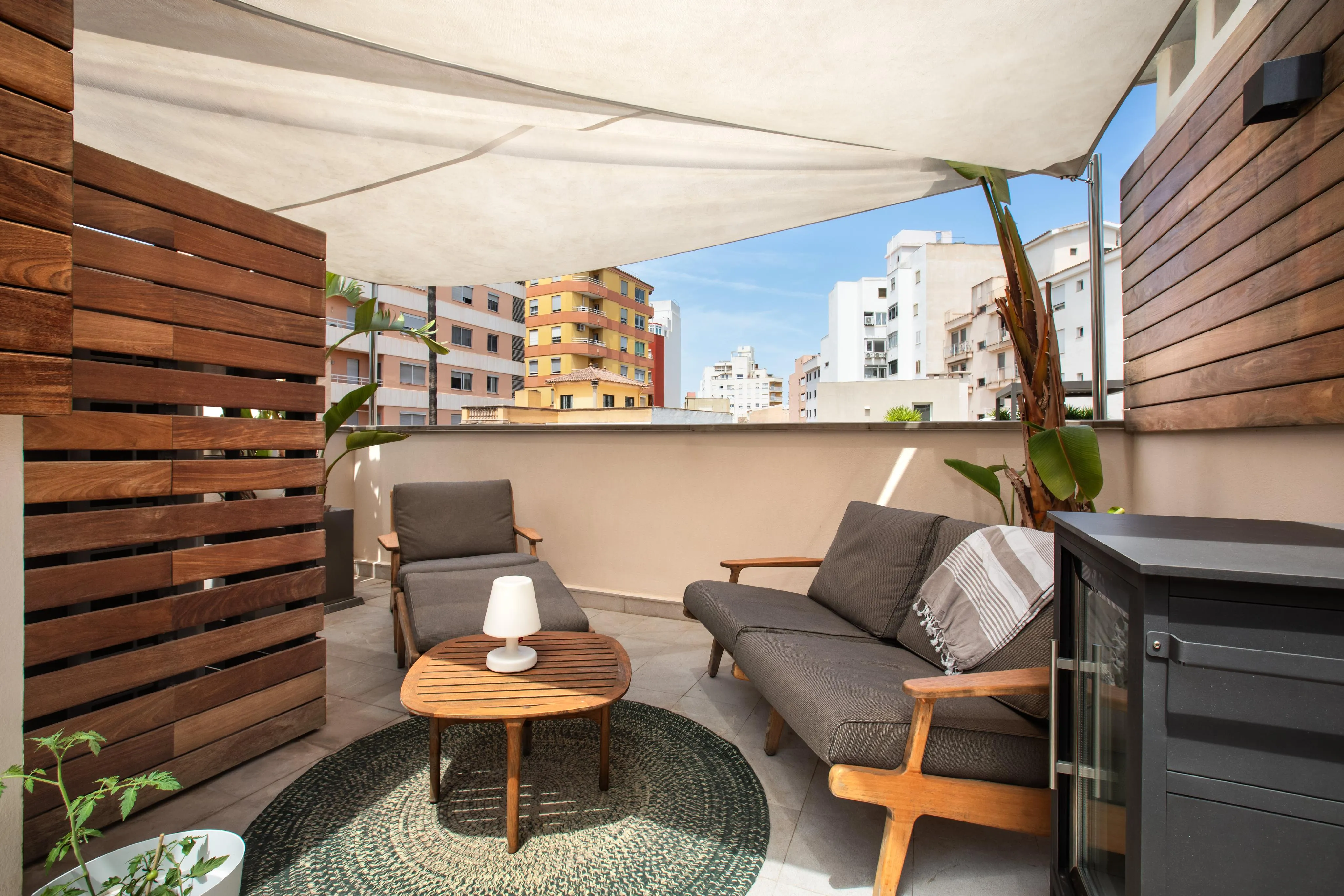 Elegante Casa con Jardín Privado y Piscina en Santa Catalina-12