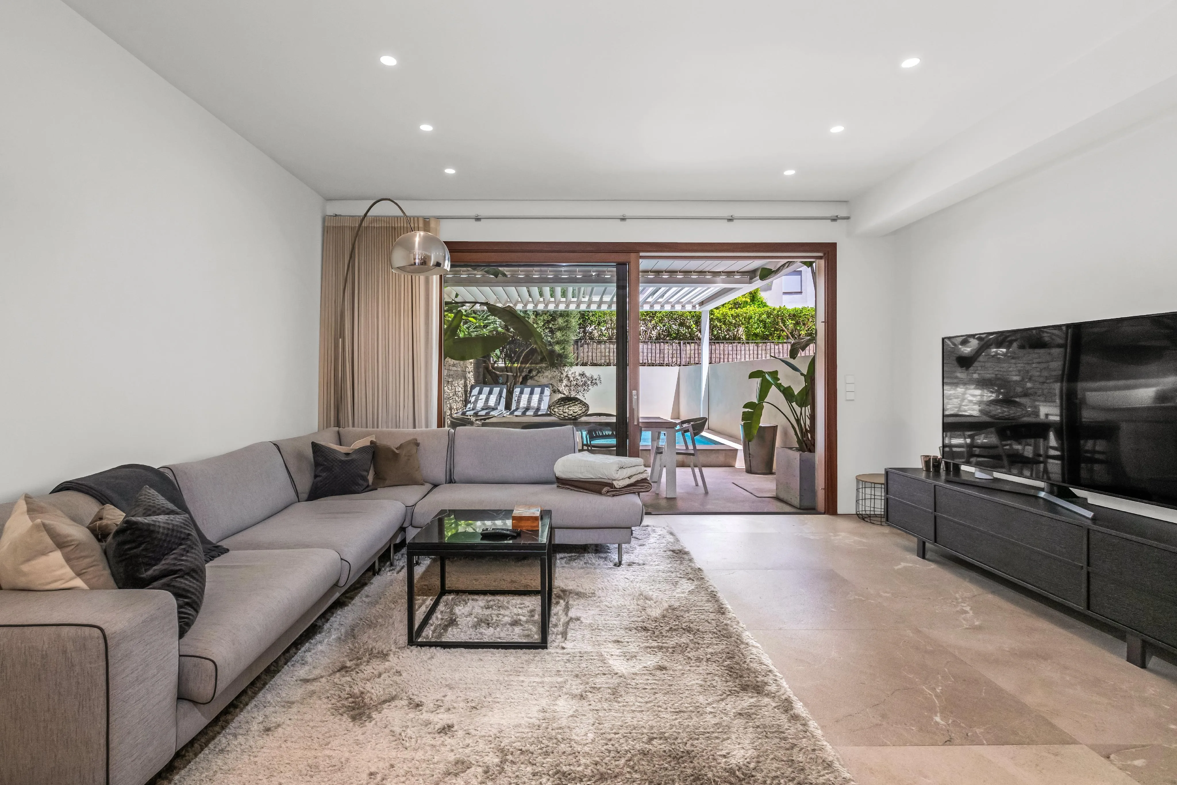 Elegante Casa con Jardín Privado y Piscina en Santa Catalina-2