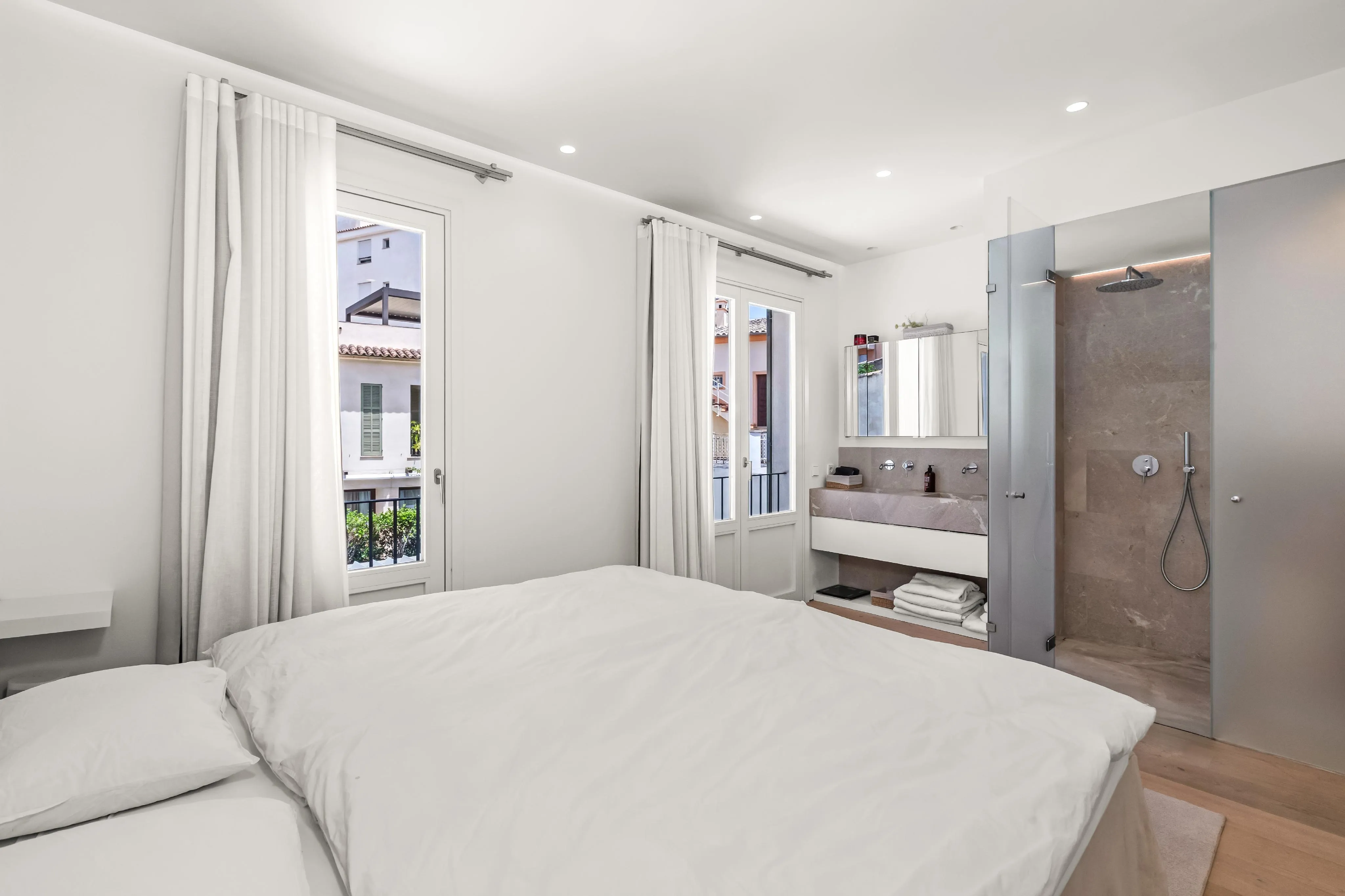 Elegante Casa con Jardín Privado y Piscina en Santa Catalina-8