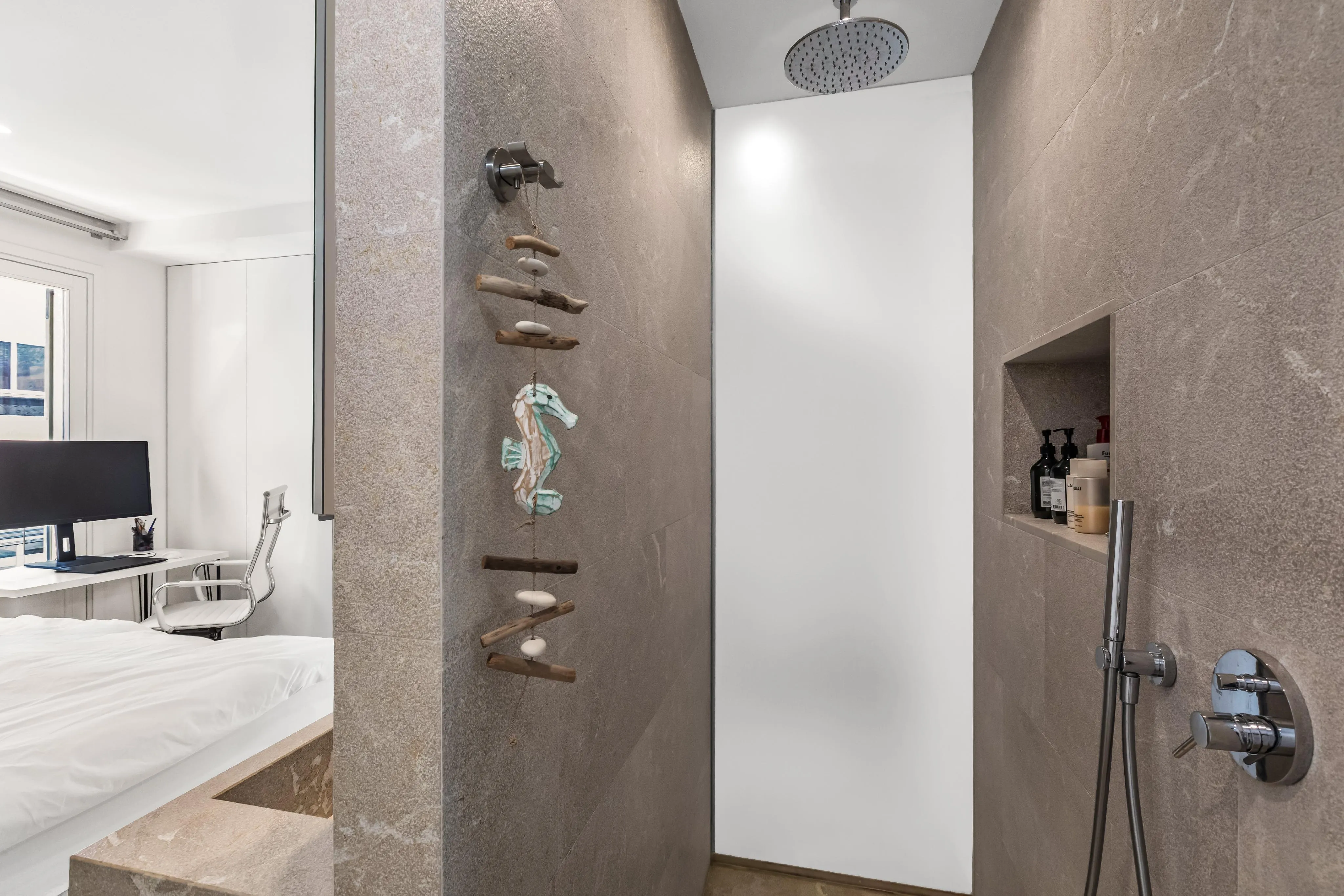 Elegante Casa con Jardín Privado y Piscina en Santa Catalina-9