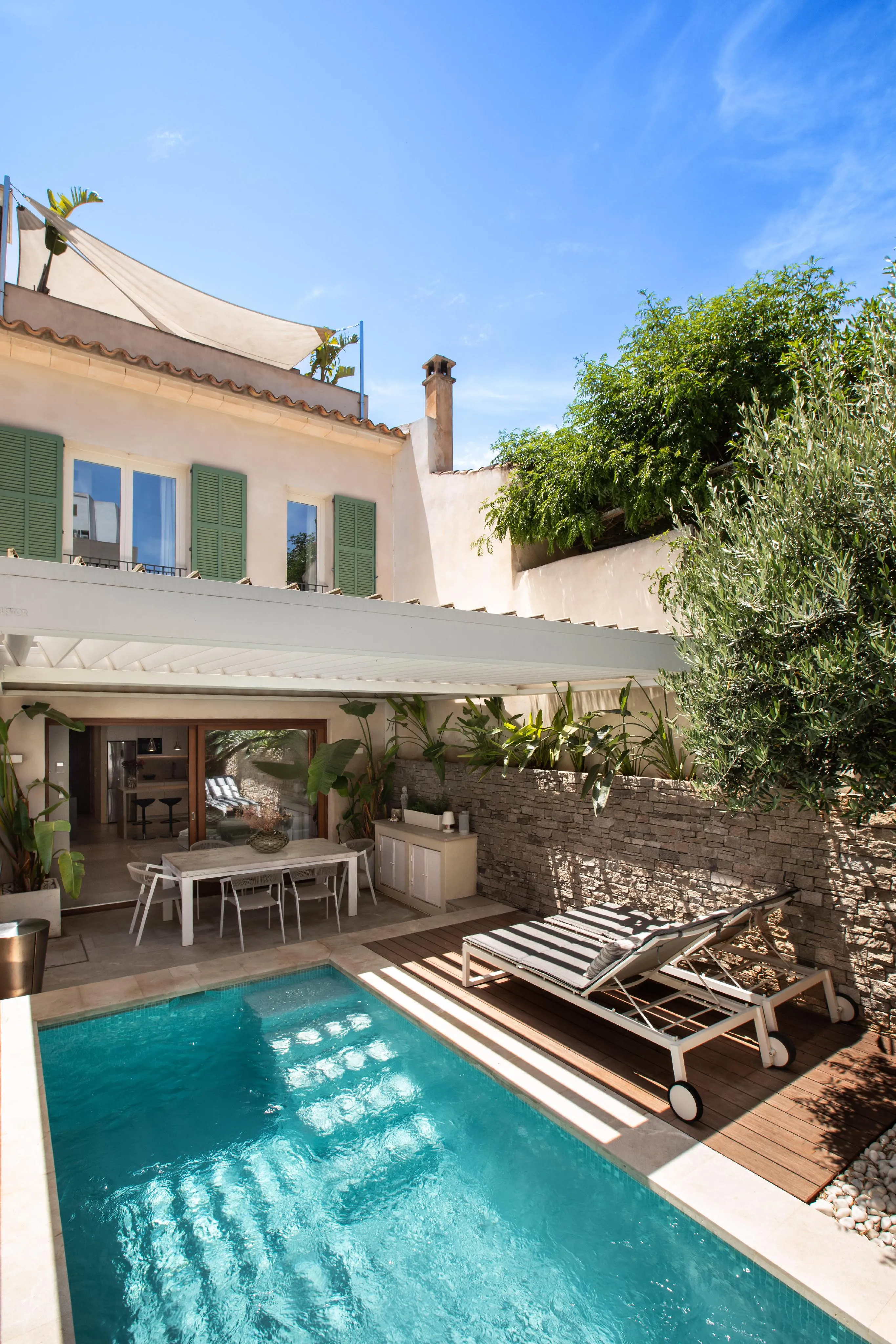 Elegante Casa con Jardín Privado y Piscina en Santa Catalina-15