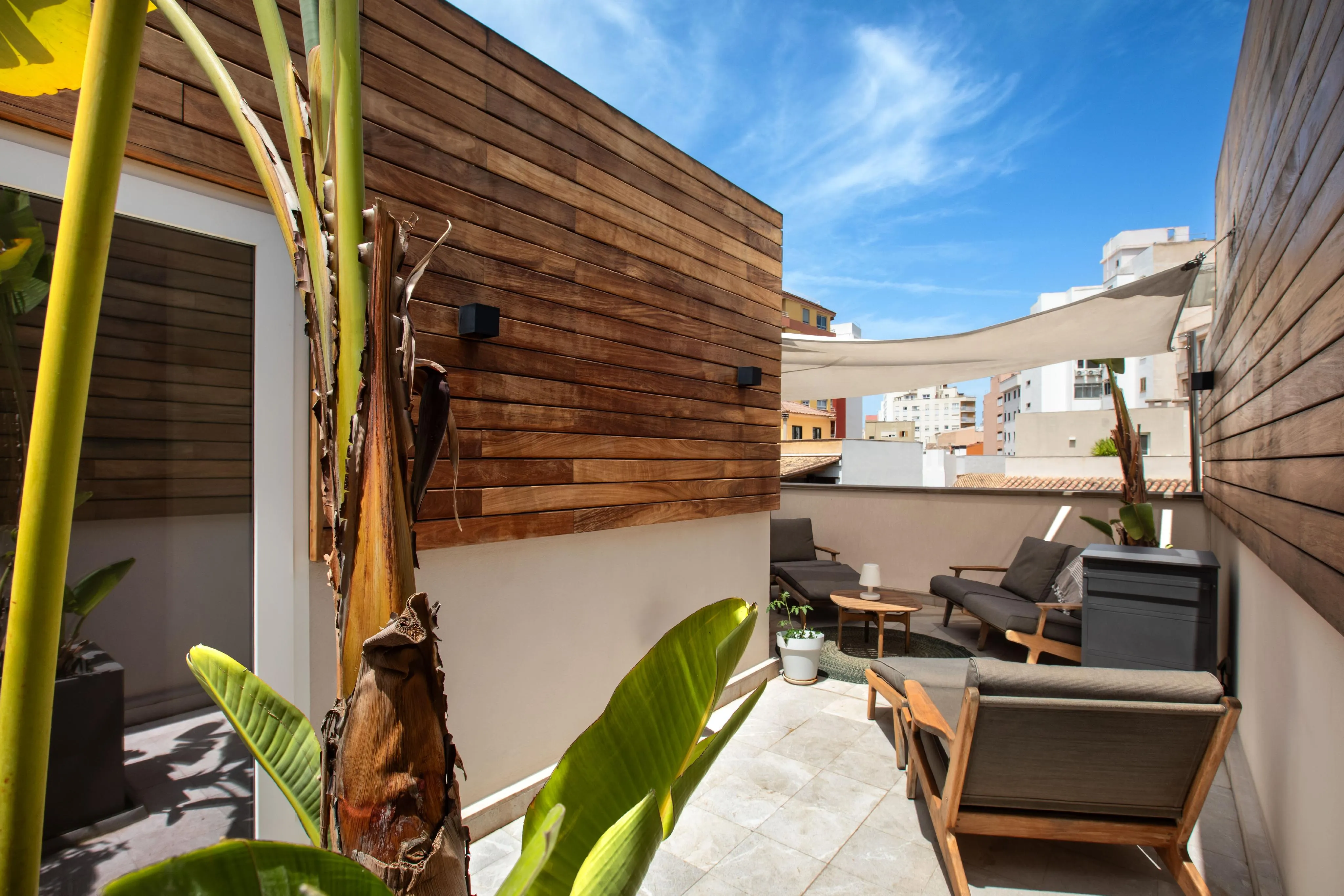 Elegante Casa con Jardín Privado y Piscina en Santa Catalina-11