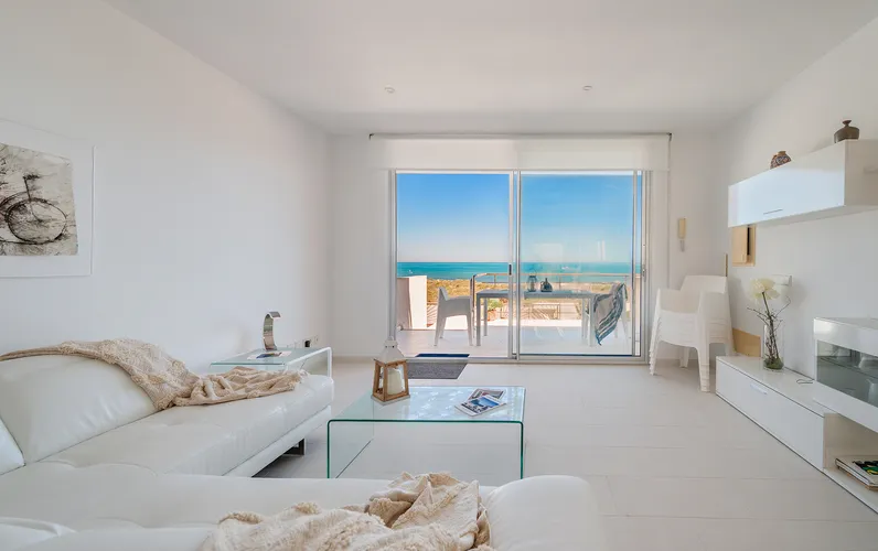 First-line semi‑detached with sea views in Son Serra de Marina