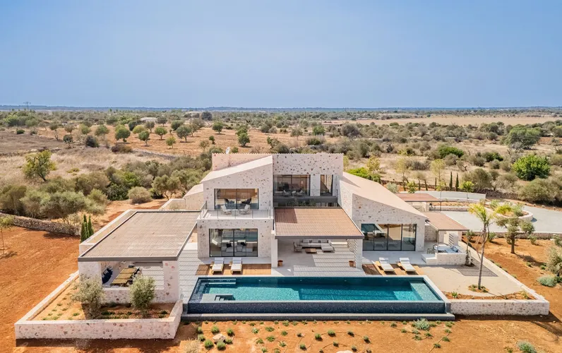 Exclusiva finca de nova construcció amb vista al mar a Cala Llombards