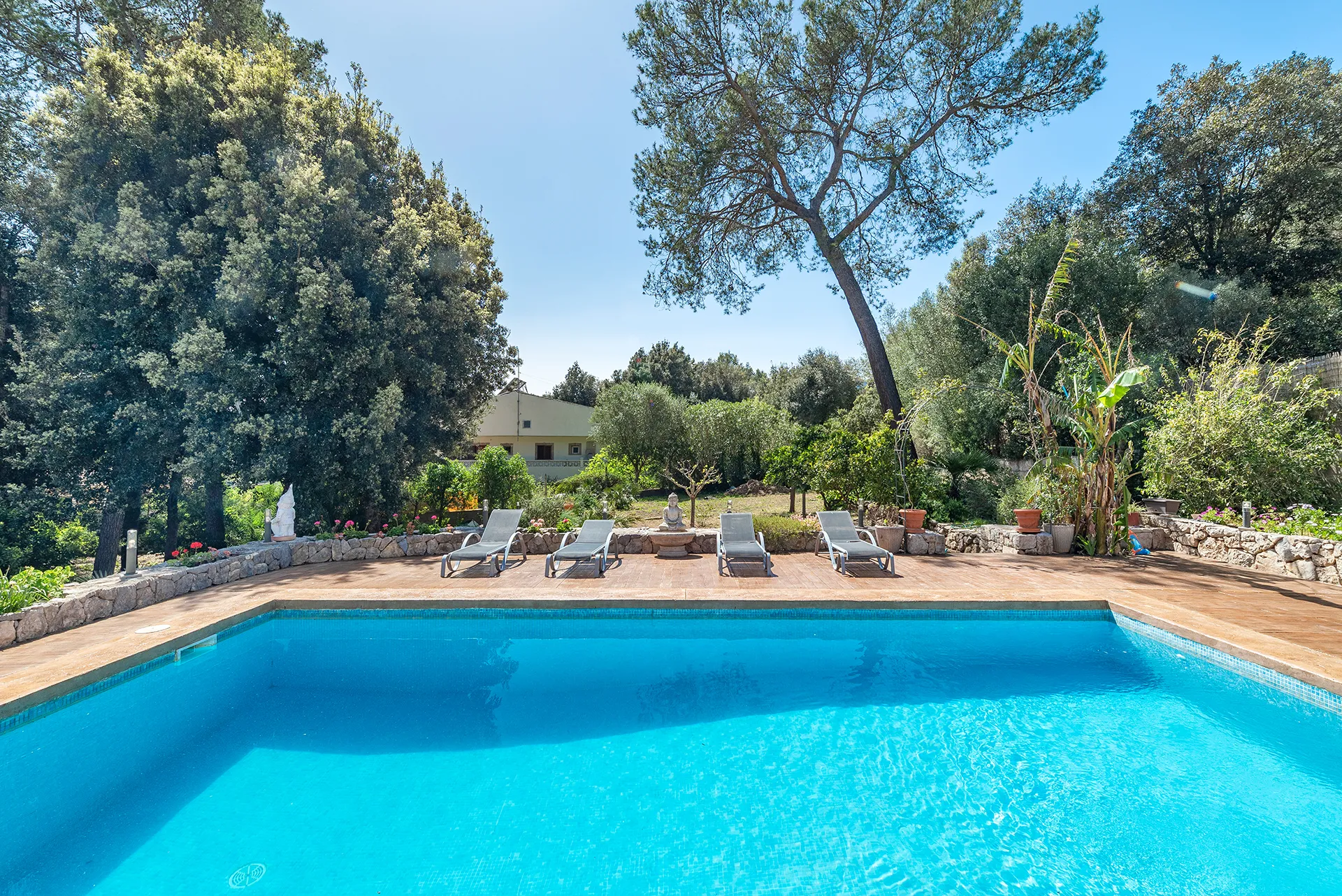 Фантастическая вилла в тихом месте с просторным участком-30