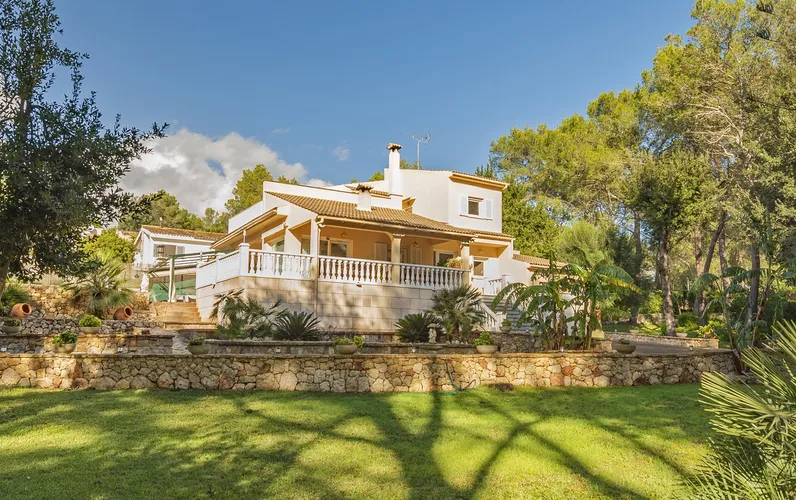 Classical villa on a large plot in a quiet location