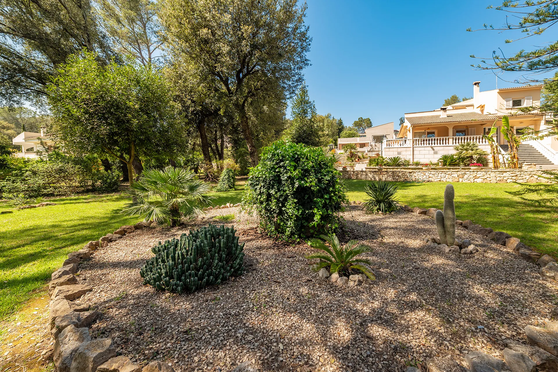 Фантастическая вилла в тихом месте с просторным участком-27