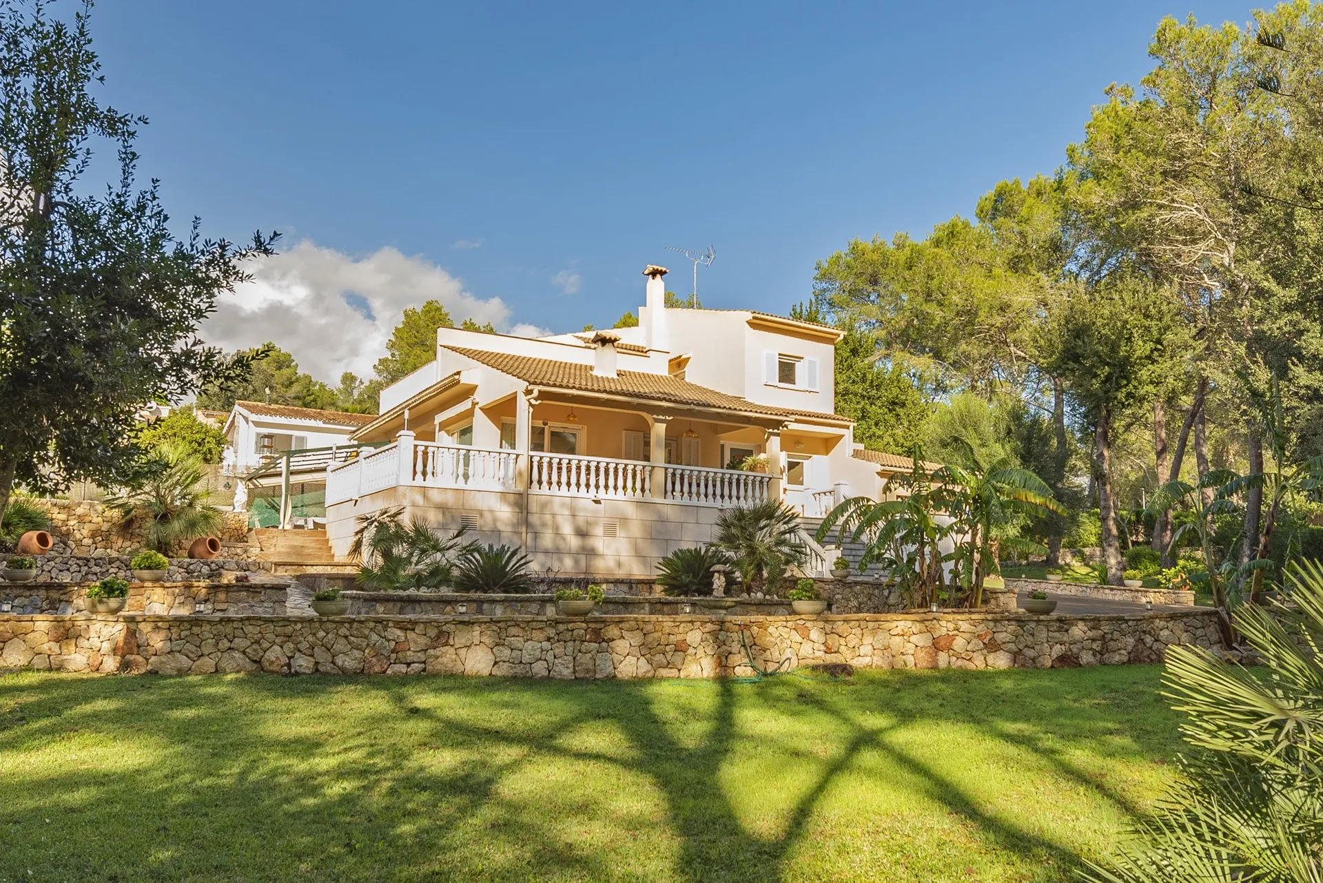 Fantastyczna willa w spokojnej okolicy z przestronną działką-1