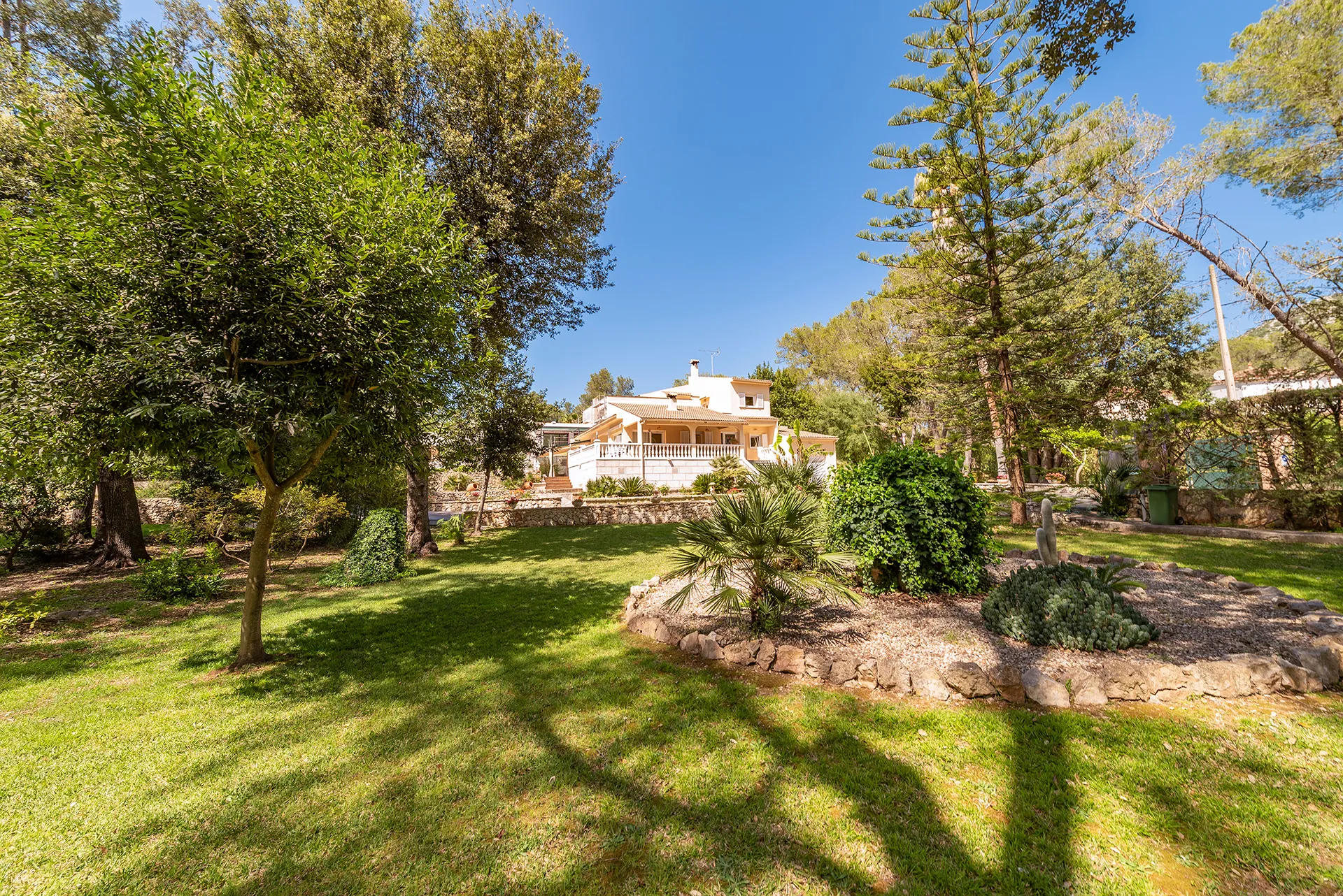 Фантастическая вилла в тихом месте с просторным участком-28