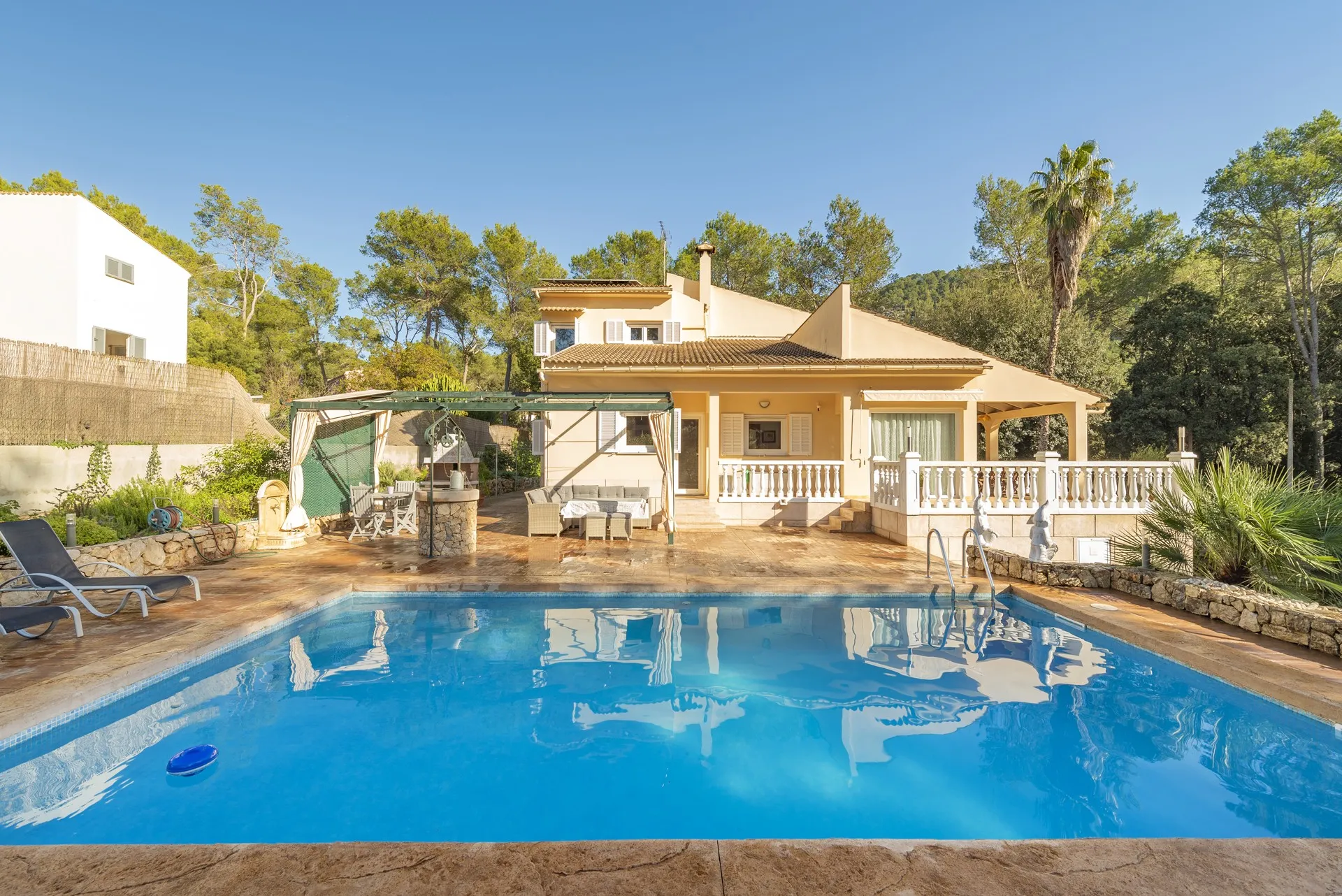 Фантастическая вилла в тихом месте с просторным участком-29