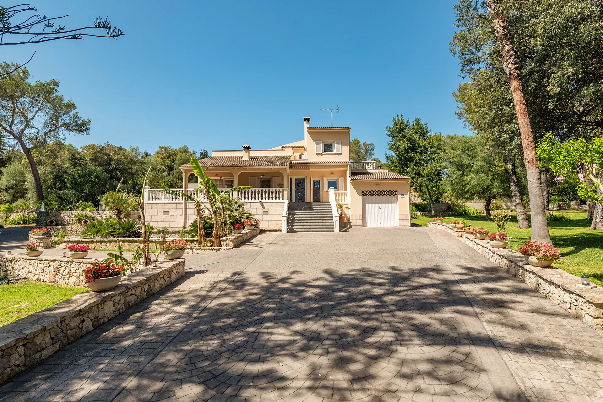 Фантастическая вилла в тихом месте с просторным участком-25