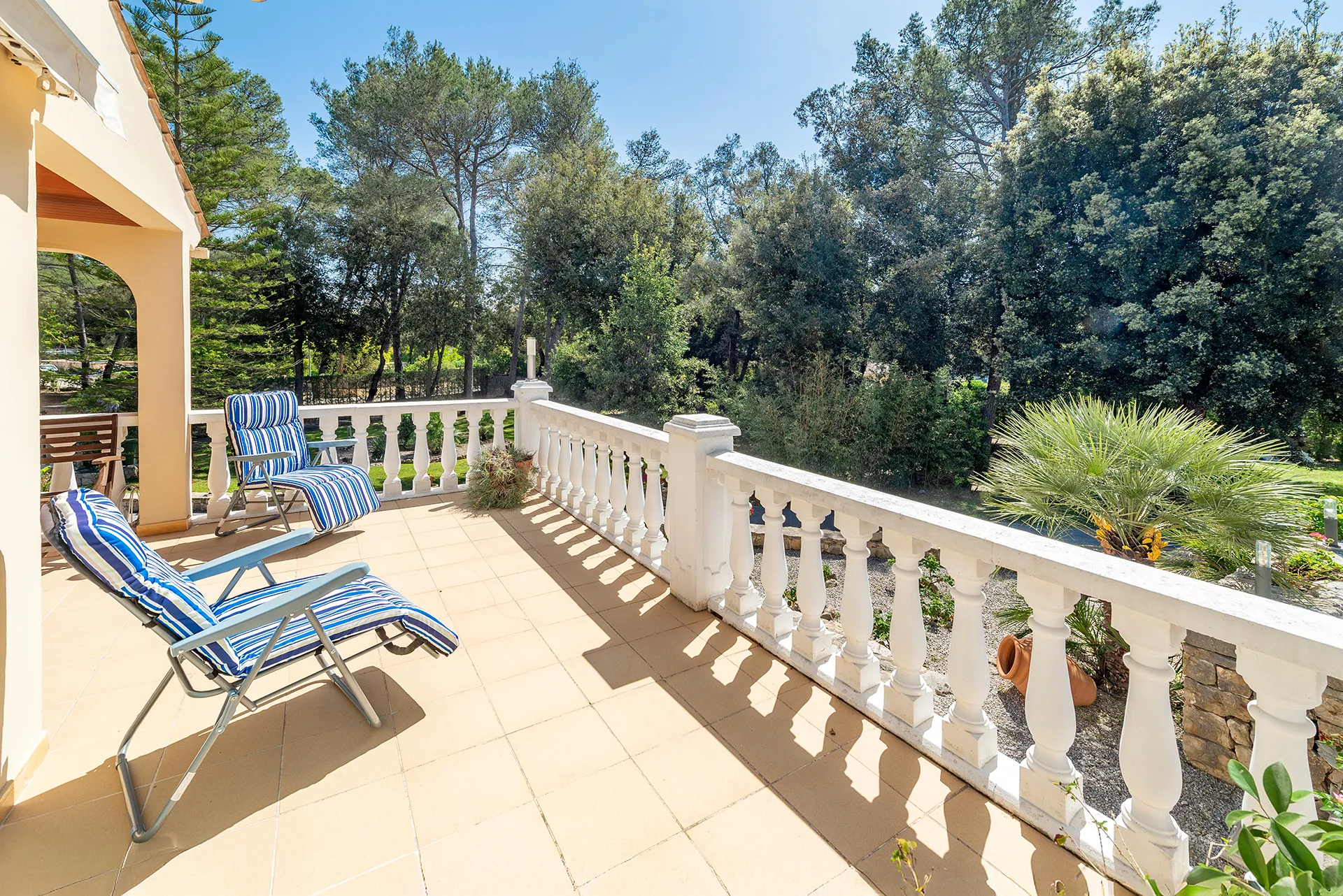 Фантастическая вилла в тихом месте с просторным участком-24