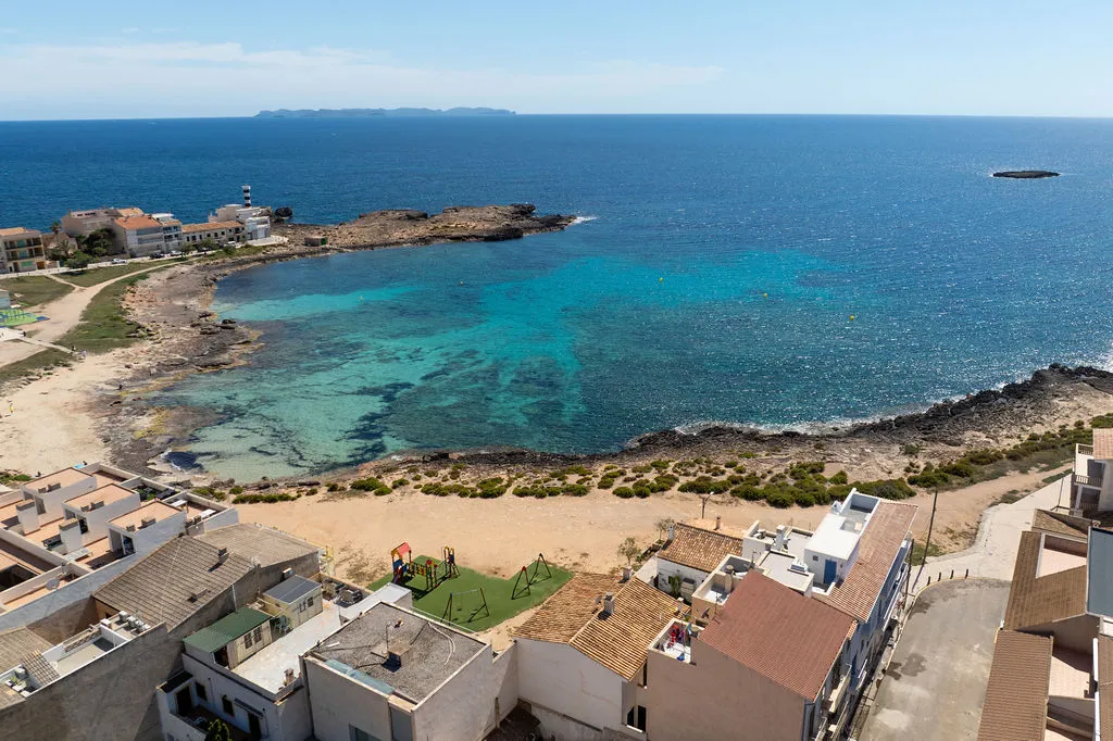 Opknapwoning in eerste lijn aan zee in Colonia de Sant Jordi-4