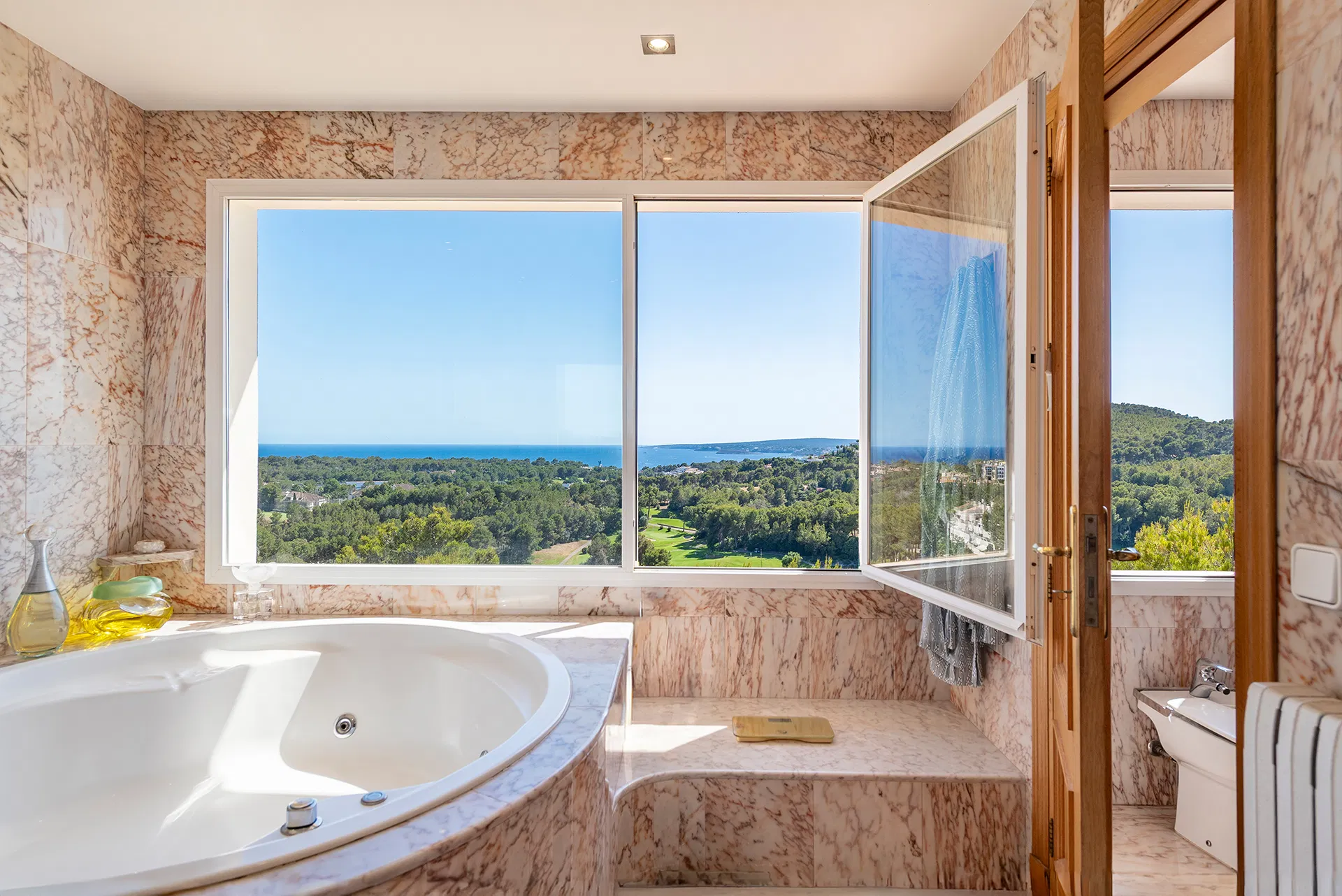 Straordinaria villa mediterranea con vista sul mare e sul campo da golf a Bendinat-14