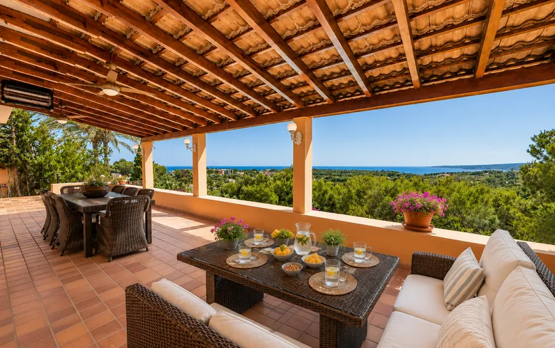 Una excepcional vila mediterrània amb vistes al mar i al camp de golf a Bendinat