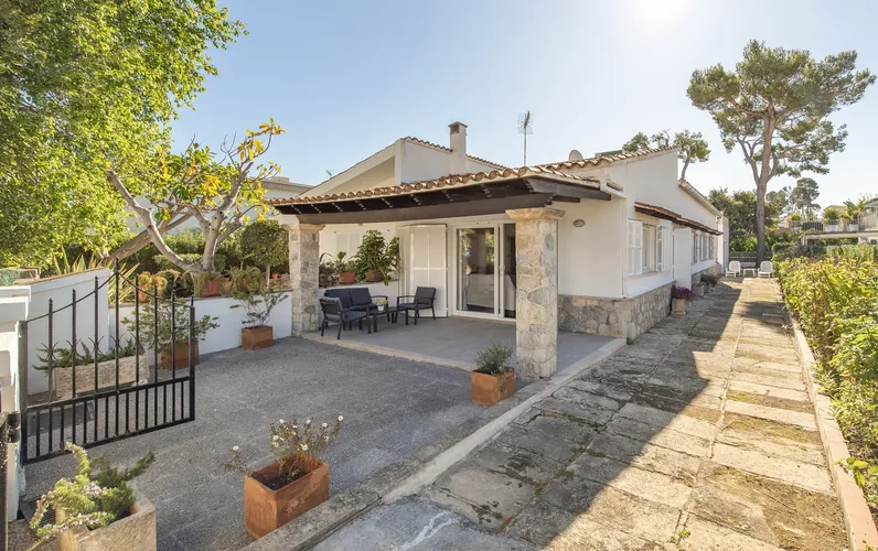 Piękny dom z licencją na wynajem wakacyjny, zaledwie 3 minuty spacerem od plaży w Alcudia, Majorka