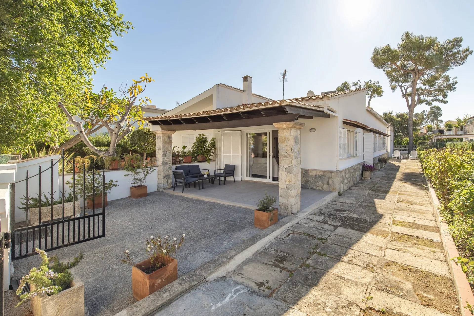 Piękny dom z licencją na wynajem wakacyjny, zaledwie 3 minuty spacerem od plaży w Alcudia, Majorka-1