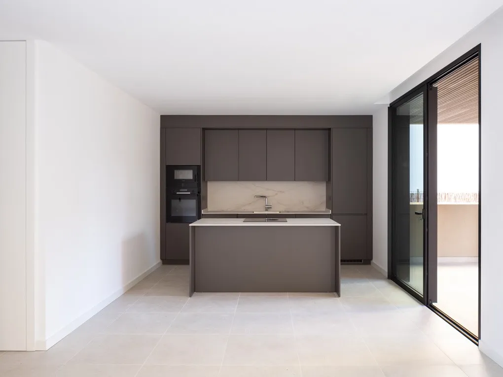 Jasny parter w nowoczesnej, nowej inwestycji-1