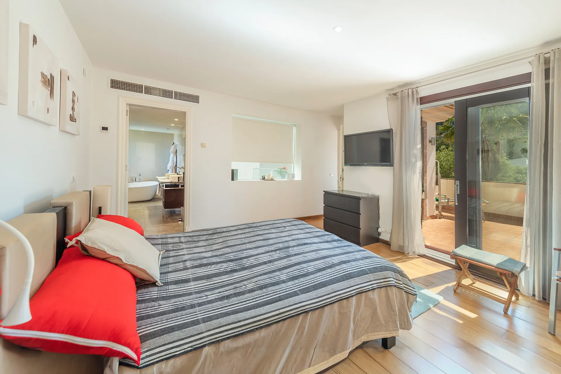 Wohnen auf höchstem Niveau - Designvilla mit Infinity-Pool und einzigartiger Architektur-29