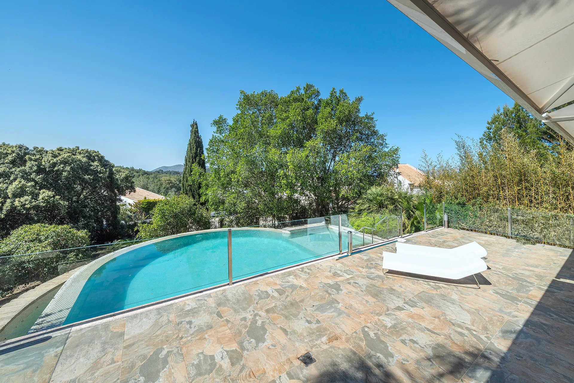 Wohnen auf höchstem Niveau - Designvilla mit Infinity-Pool und einzigartiger Architektur-9