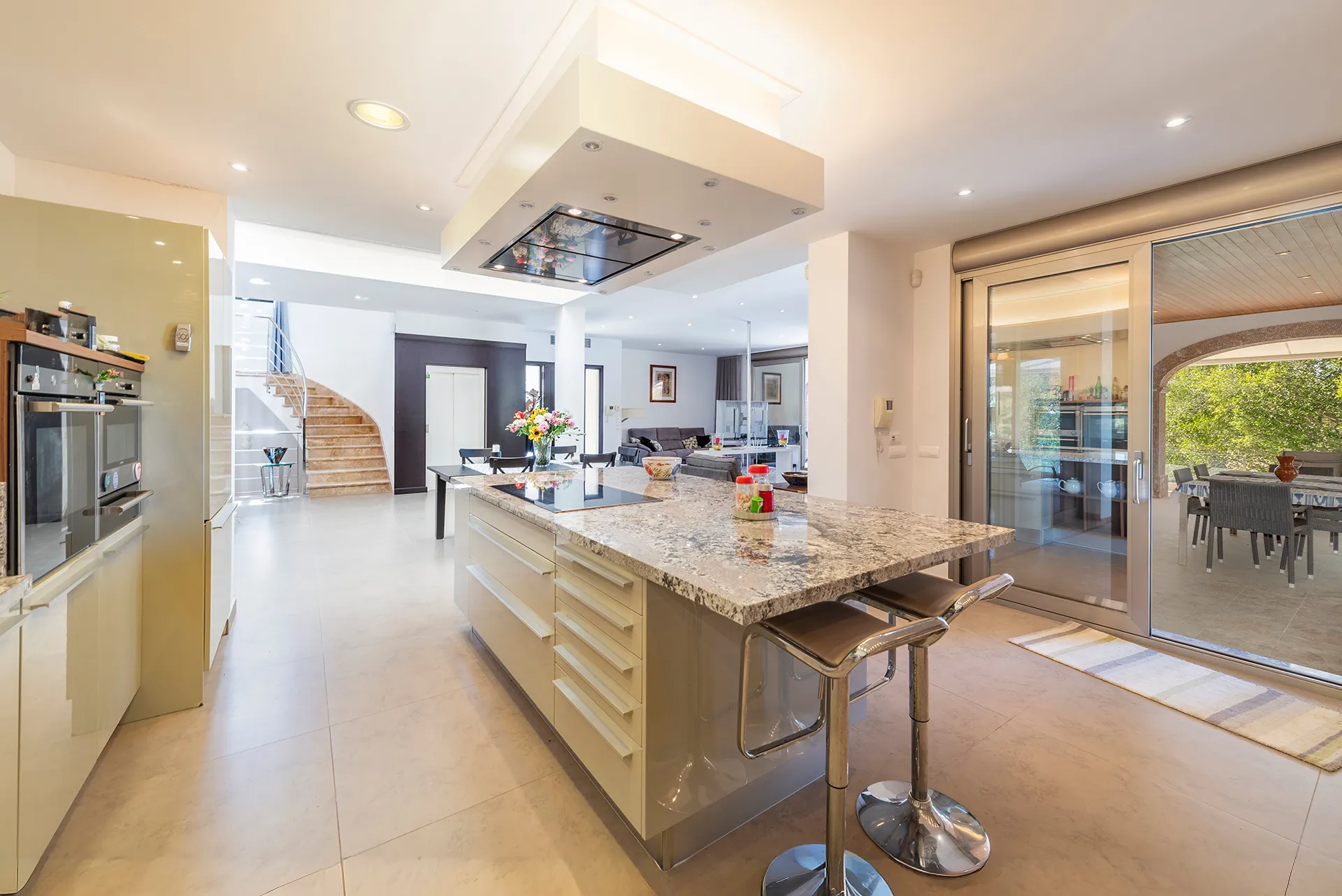 Wohnen auf höchstem Niveau - Designvilla mit Infinity-Pool und einzigartiger Architektur-13