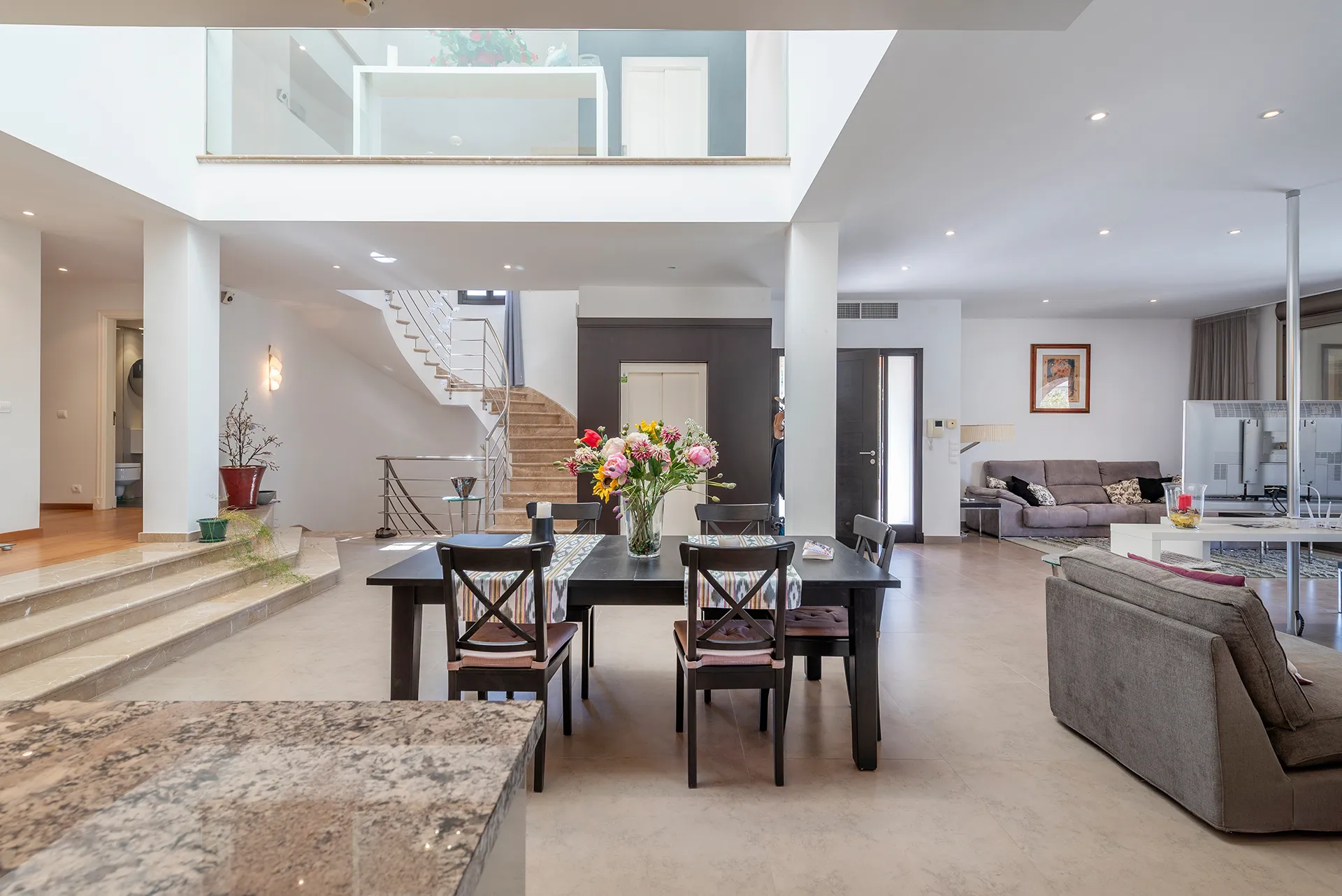 Wohnen auf höchstem Niveau - Designvilla mit Infinity-Pool und einzigartiger Architektur-5