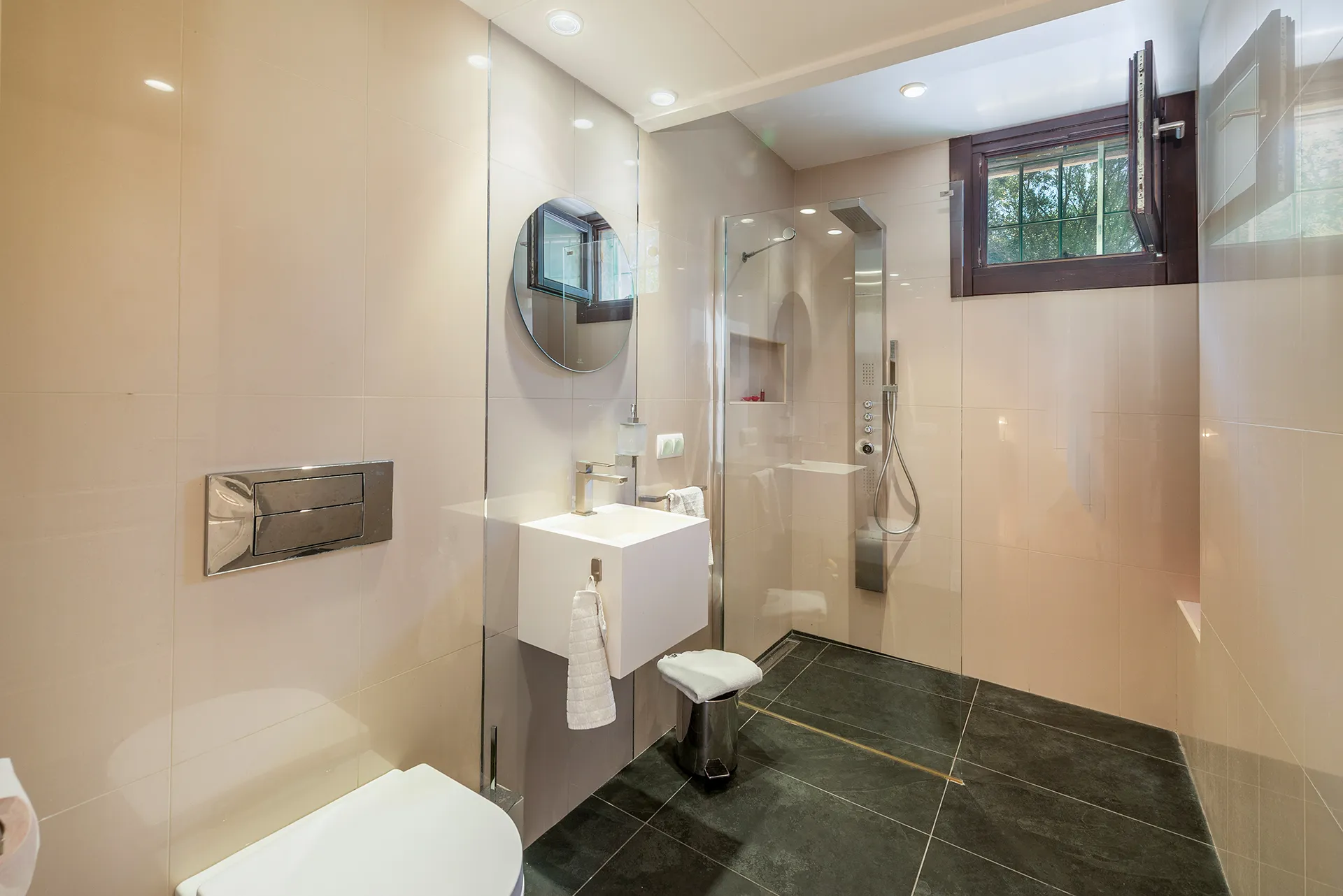 Wohnen auf höchstem Niveau - Designvilla mit Infinity-Pool und einzigartiger Architektur-18