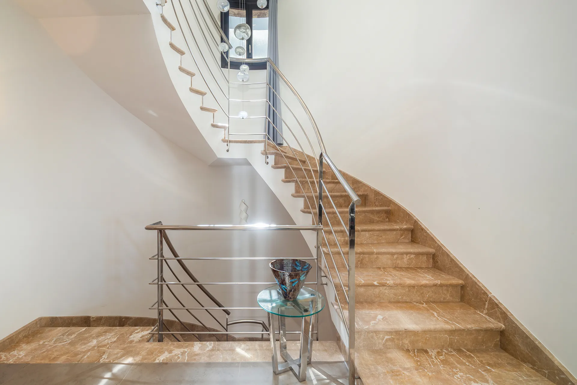 Wohnen auf höchstem Niveau - Designvilla mit Infinity-Pool und einzigartiger Architektur-16