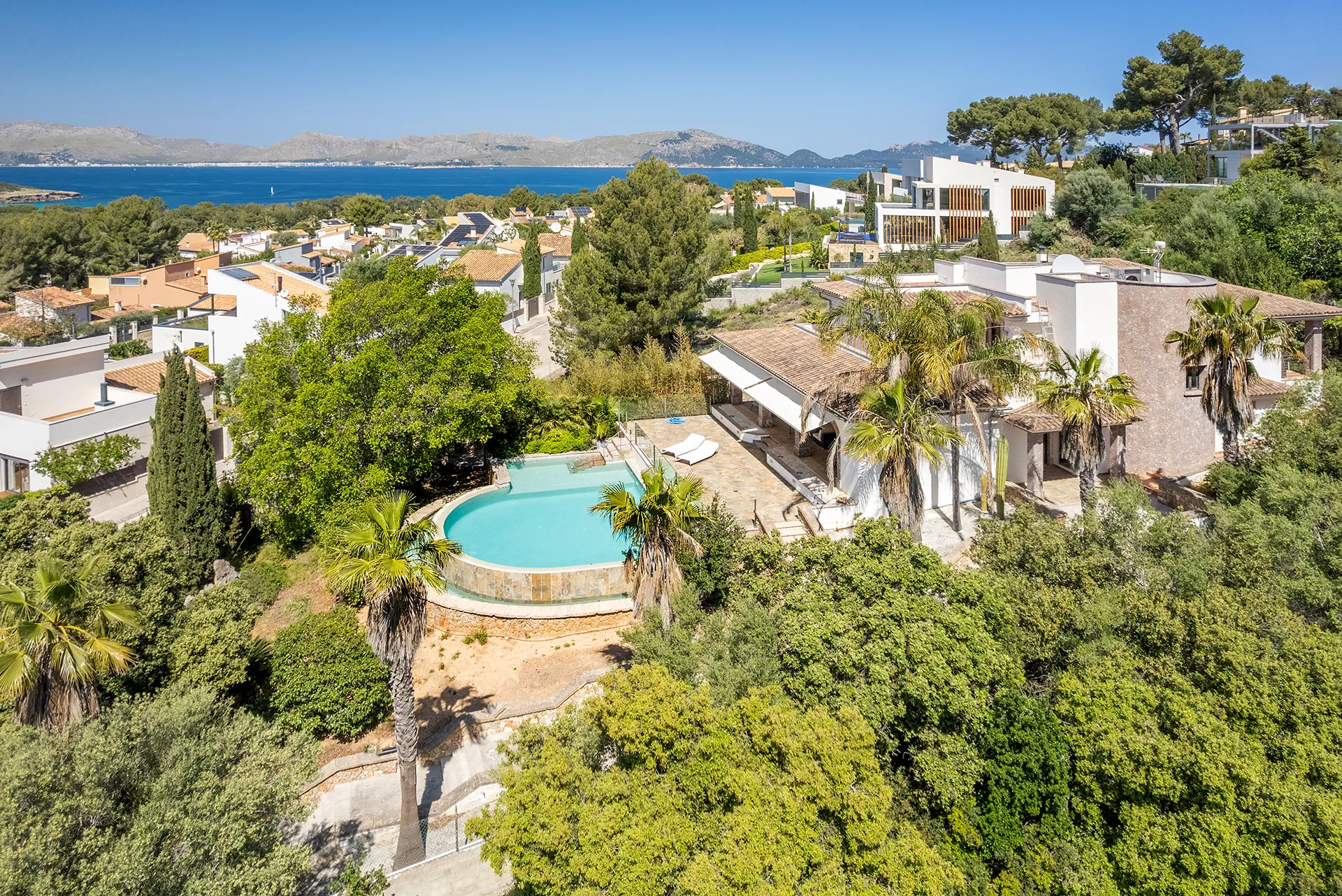 Wohnen auf höchstem Niveau - Designvilla mit Infinity-Pool und einzigartiger Architektur-31