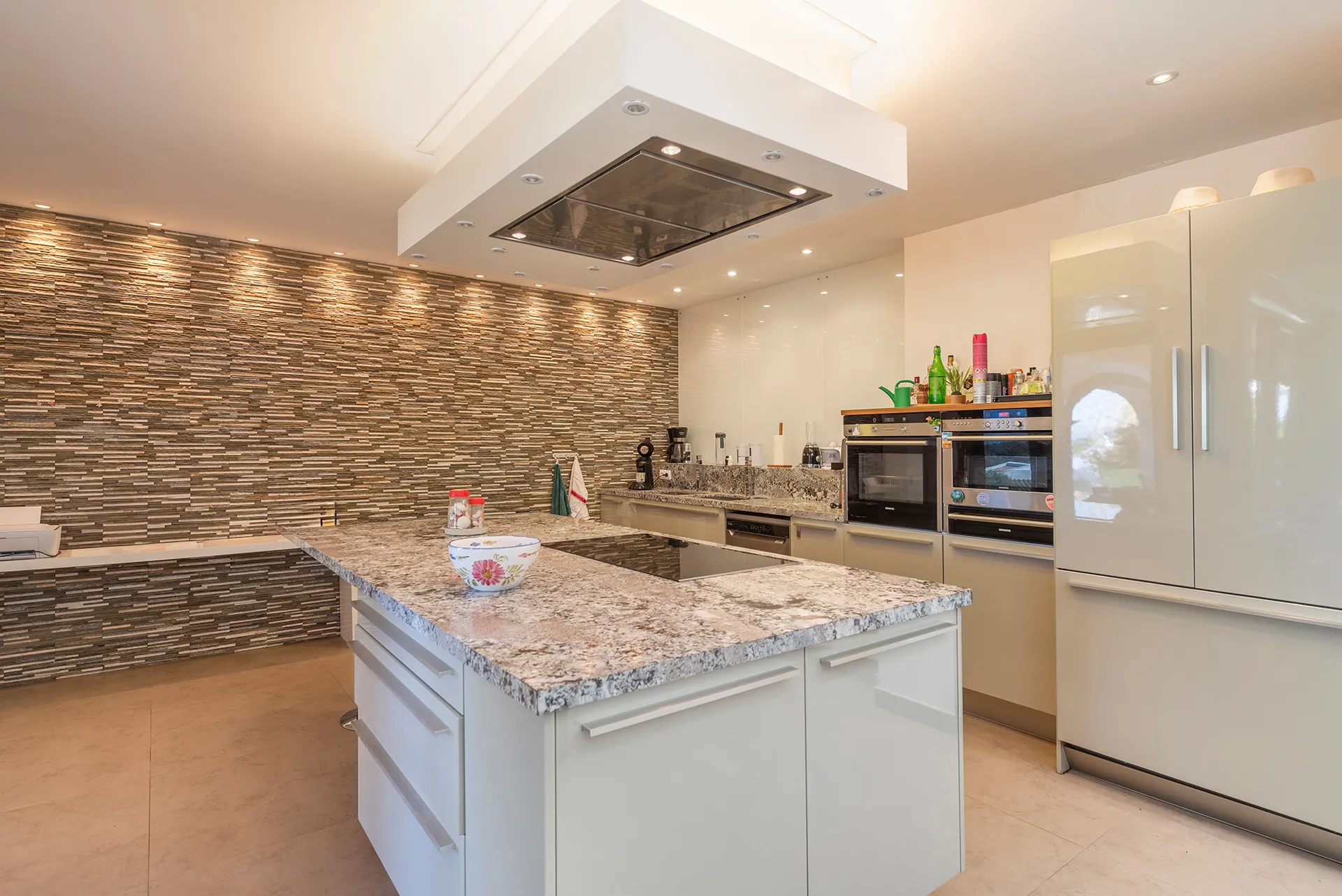 Wohnen auf höchstem Niveau - Designvilla mit Infinity-Pool und einzigartiger Architektur-11