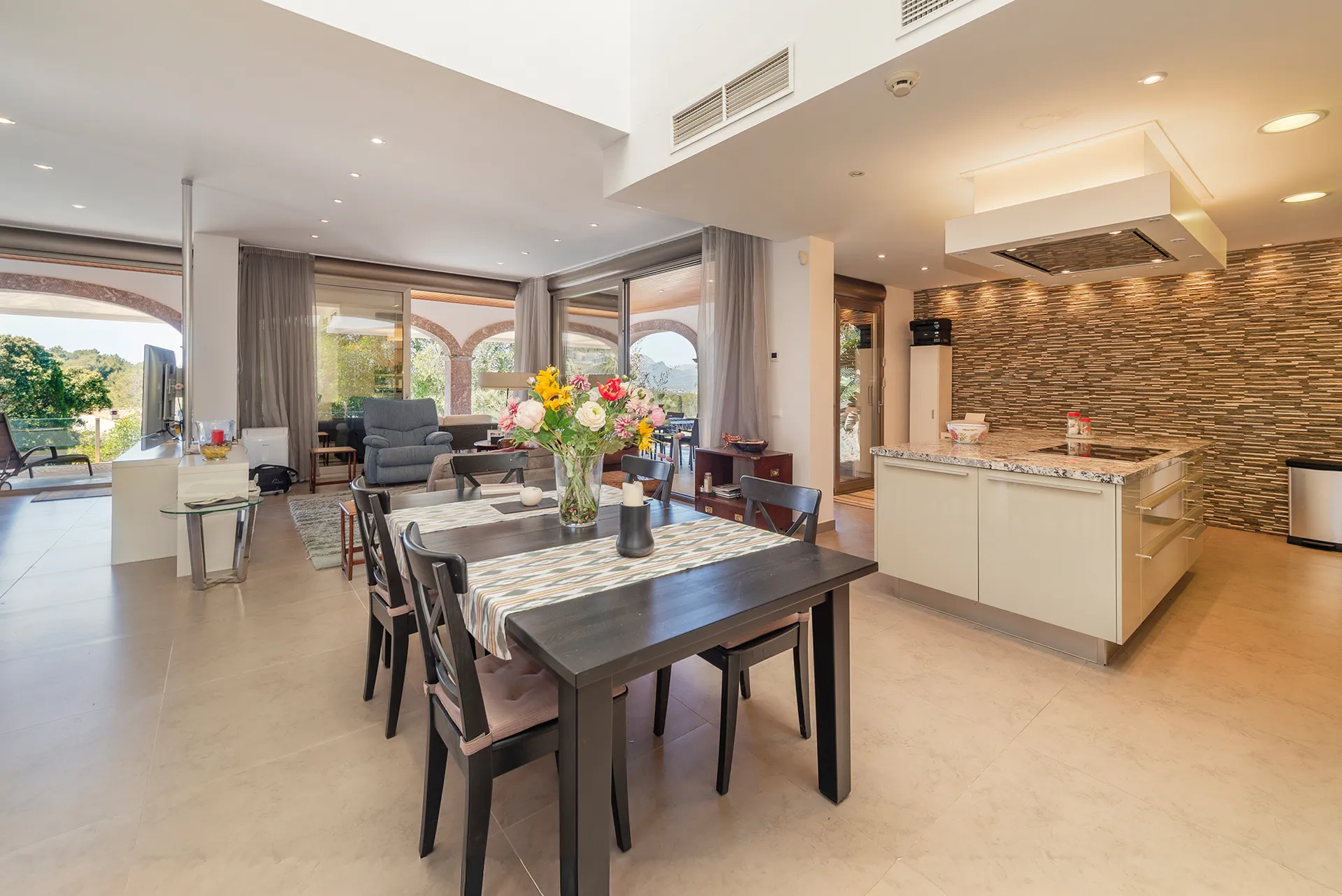 Wohnen auf höchstem Niveau - Designvilla mit Infinity-Pool und einzigartiger Architektur-12